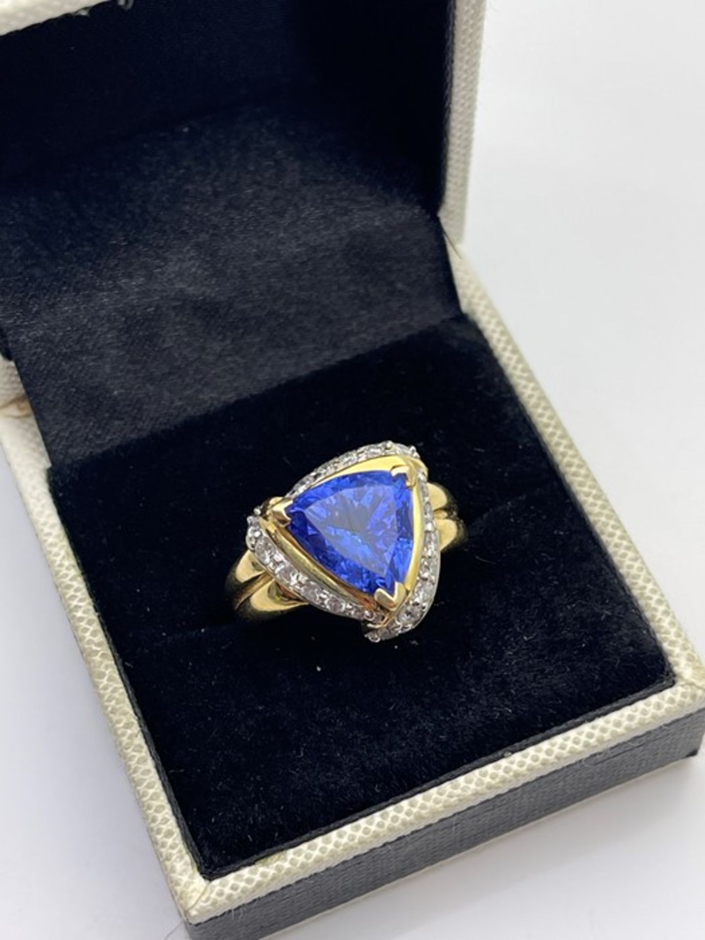 ***£3995.00*** 18CT YELLOW GOLD TANZANITE AND DIAMOND RING