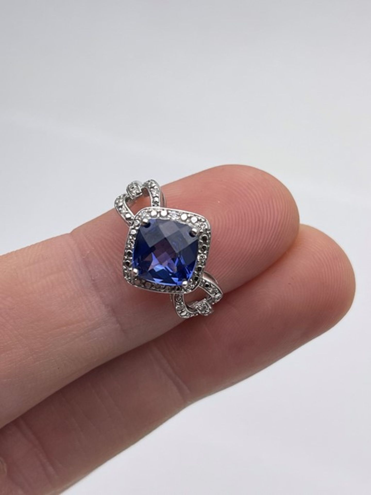 ***£2327.98*** 9CT WHITE GOLD LADIES DIAMOND RING SET WITH A BLUE CENTER STONE - Image 2 of 3