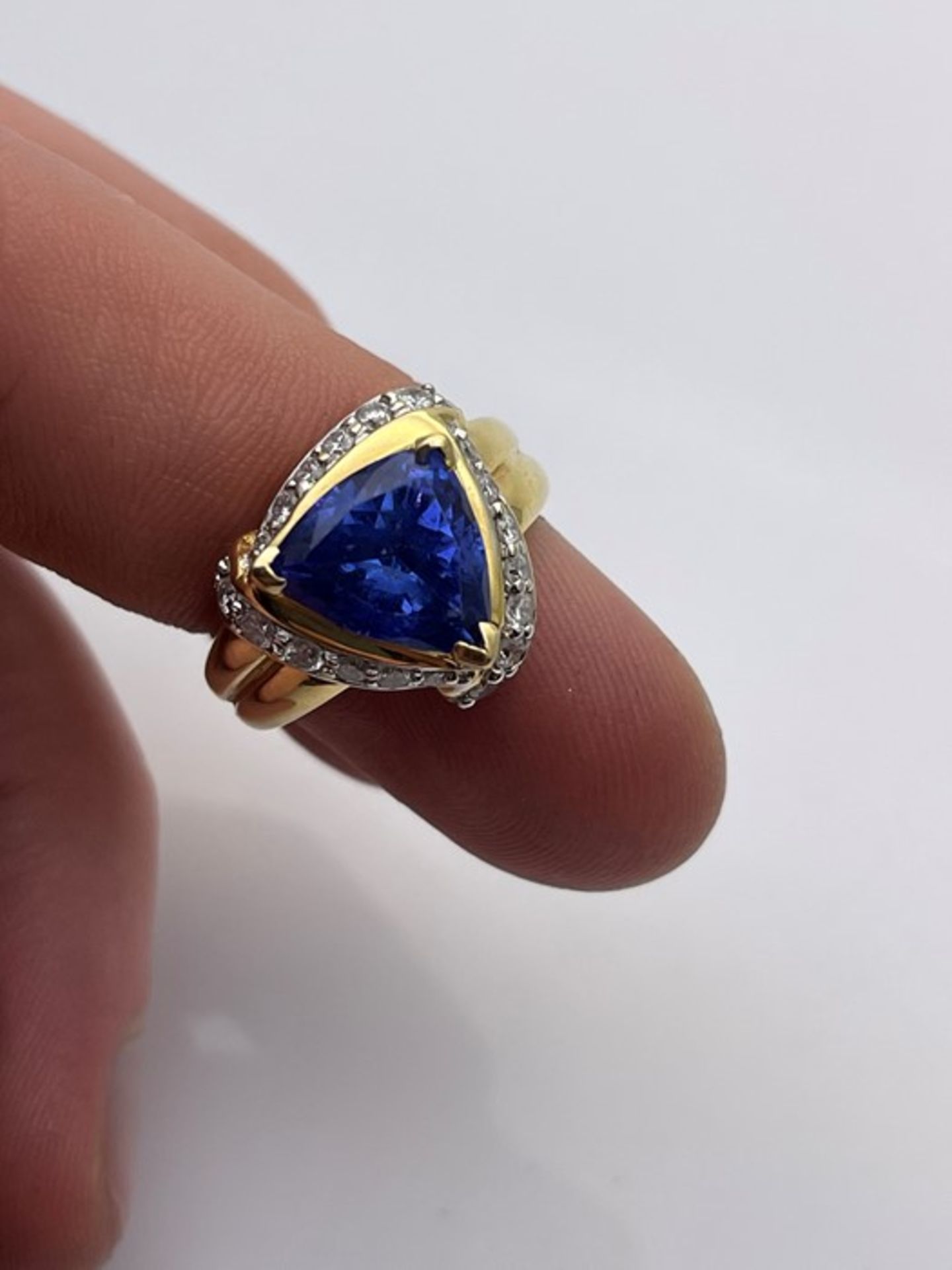 ***£3995.00*** 18CT YELLOW GOLD TANZANITE AND DIAMOND RING - Image 2 of 3