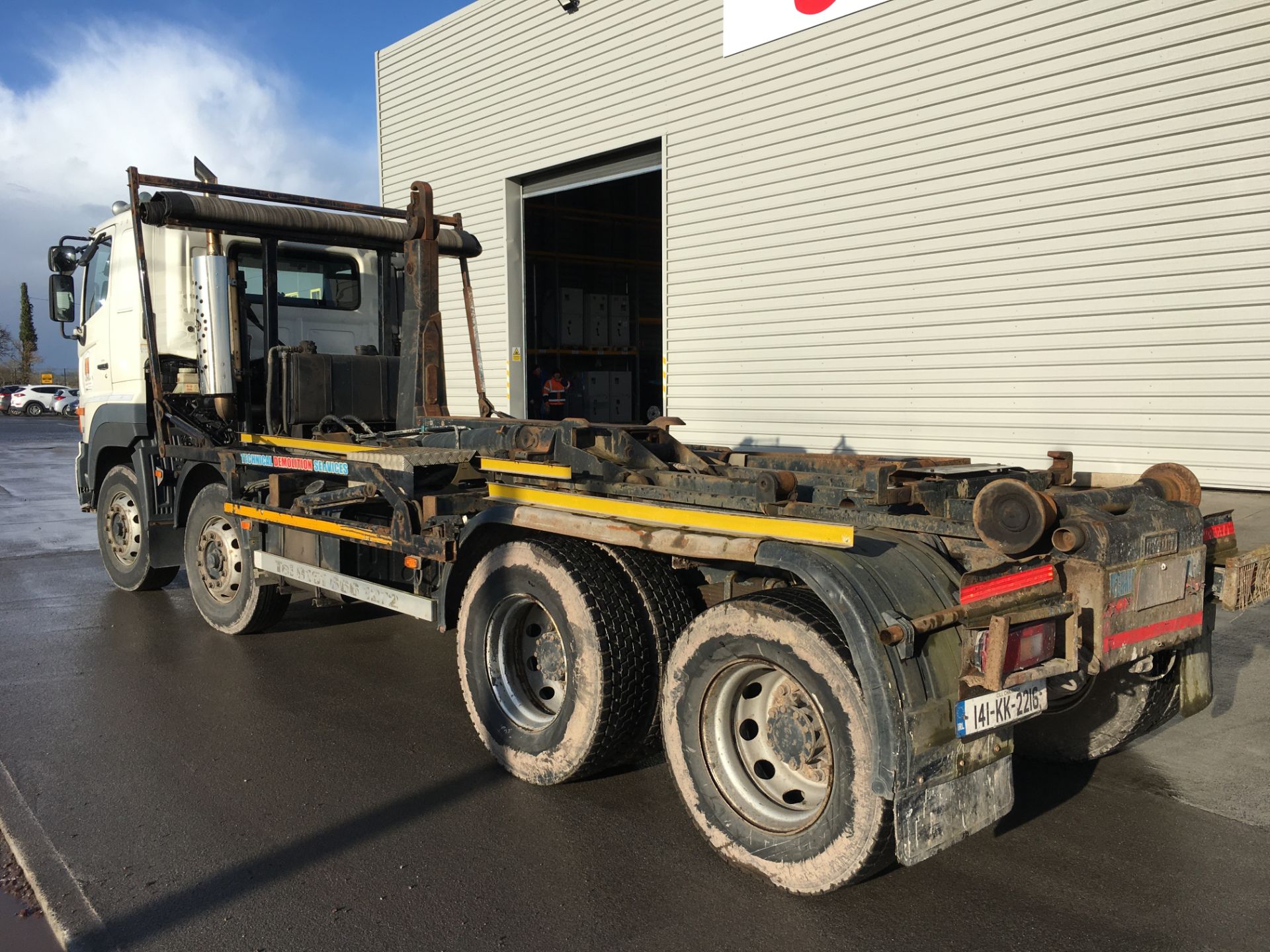 141KK2216 UNRESERVED 2014 Hino 700 Hook Loader Truck - Image 3 of 12