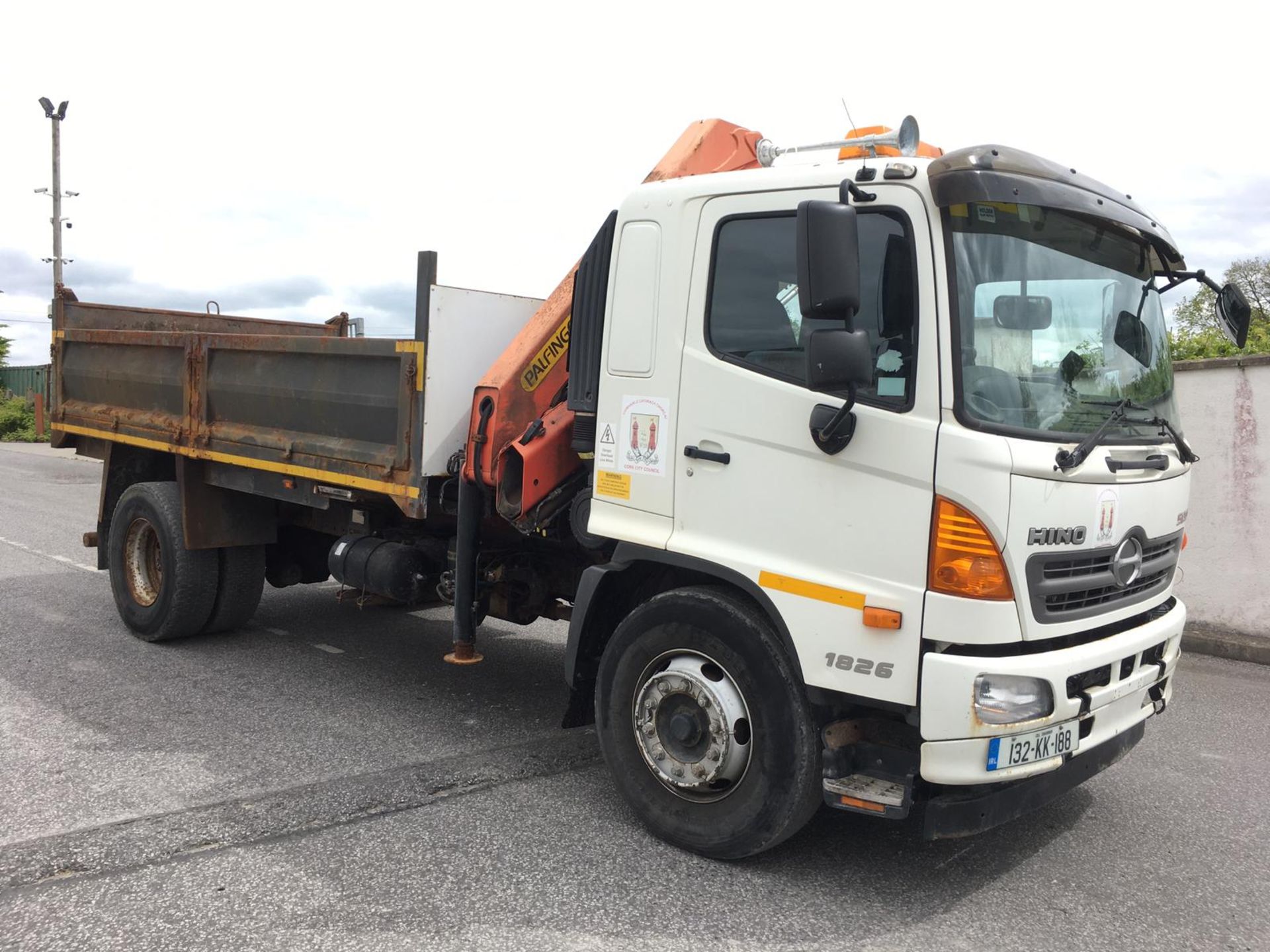 132KK188 UNRESERVED 2013 Hino 1826 18T Tipper - Image 2 of 9