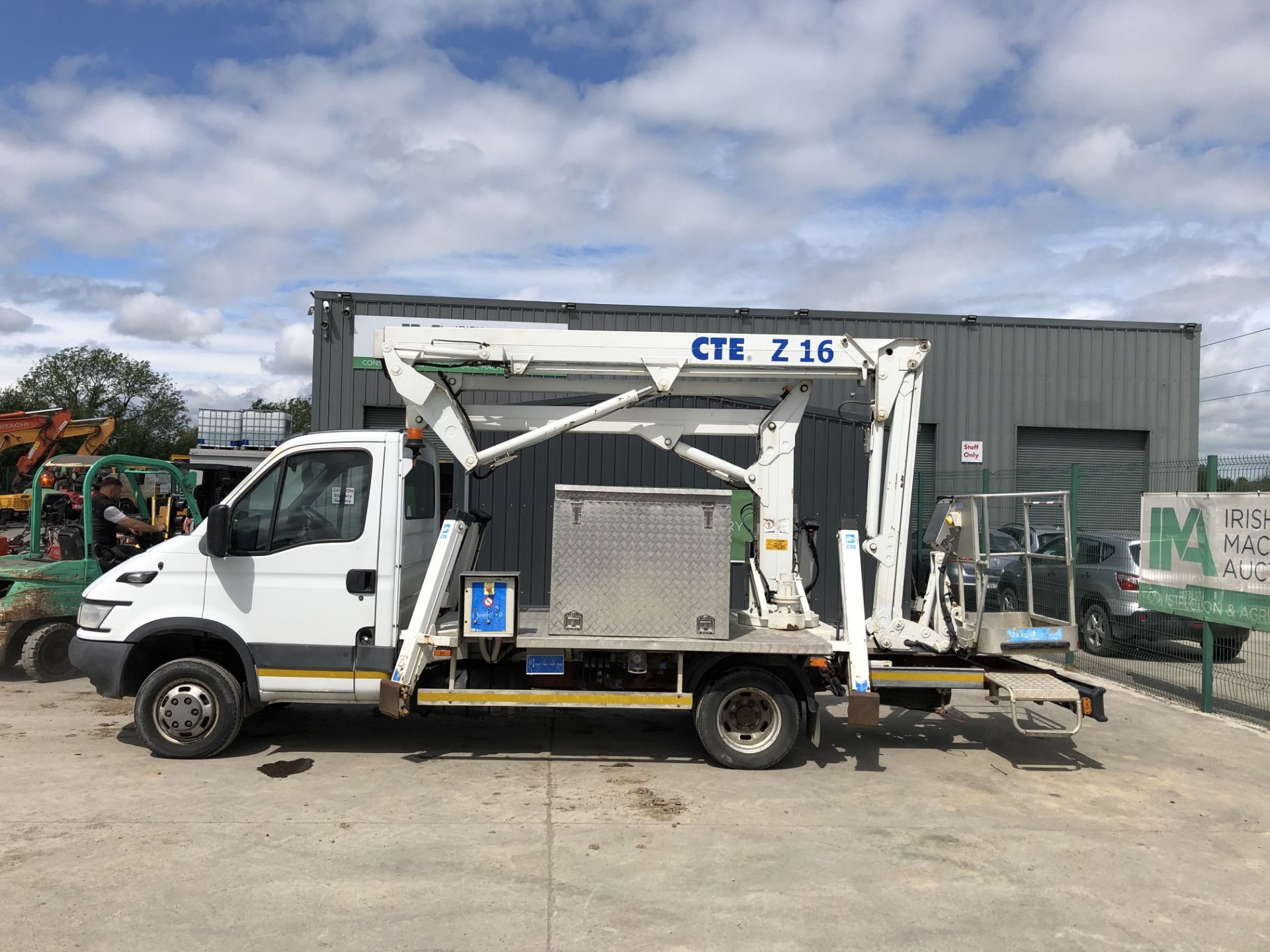 05L3301 2005 Iveco Daily 2798 Cherry Picker - Image 2 of 18