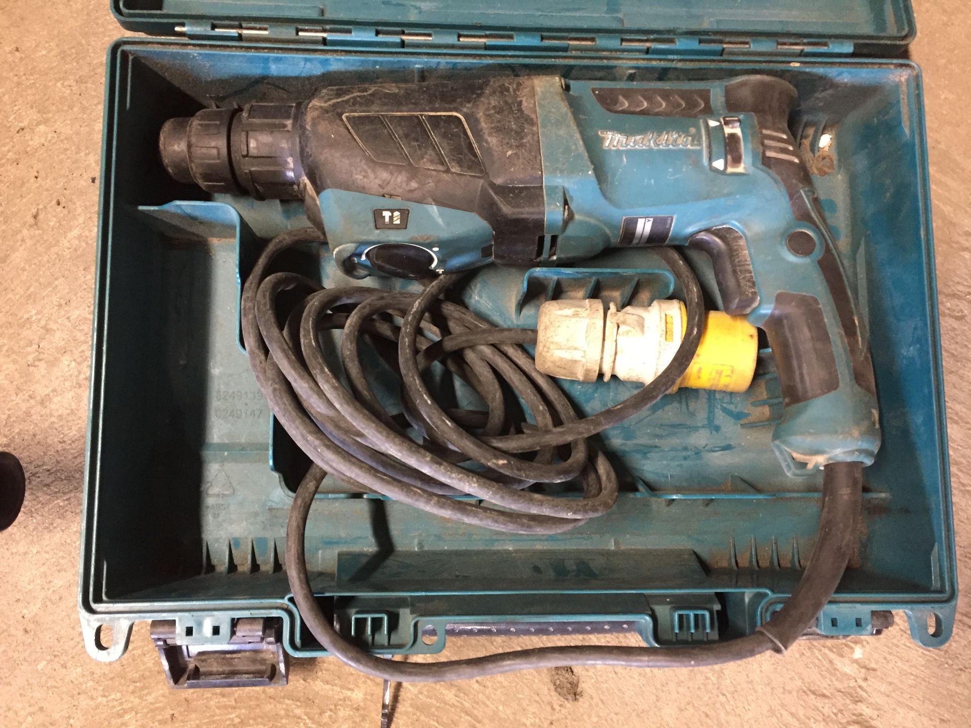 PL-14615 UNRESERVED 2016 Makita 110v Hammer Drill & Makita 230v Angle Grinder (As One Lot) - Image 2 of 5