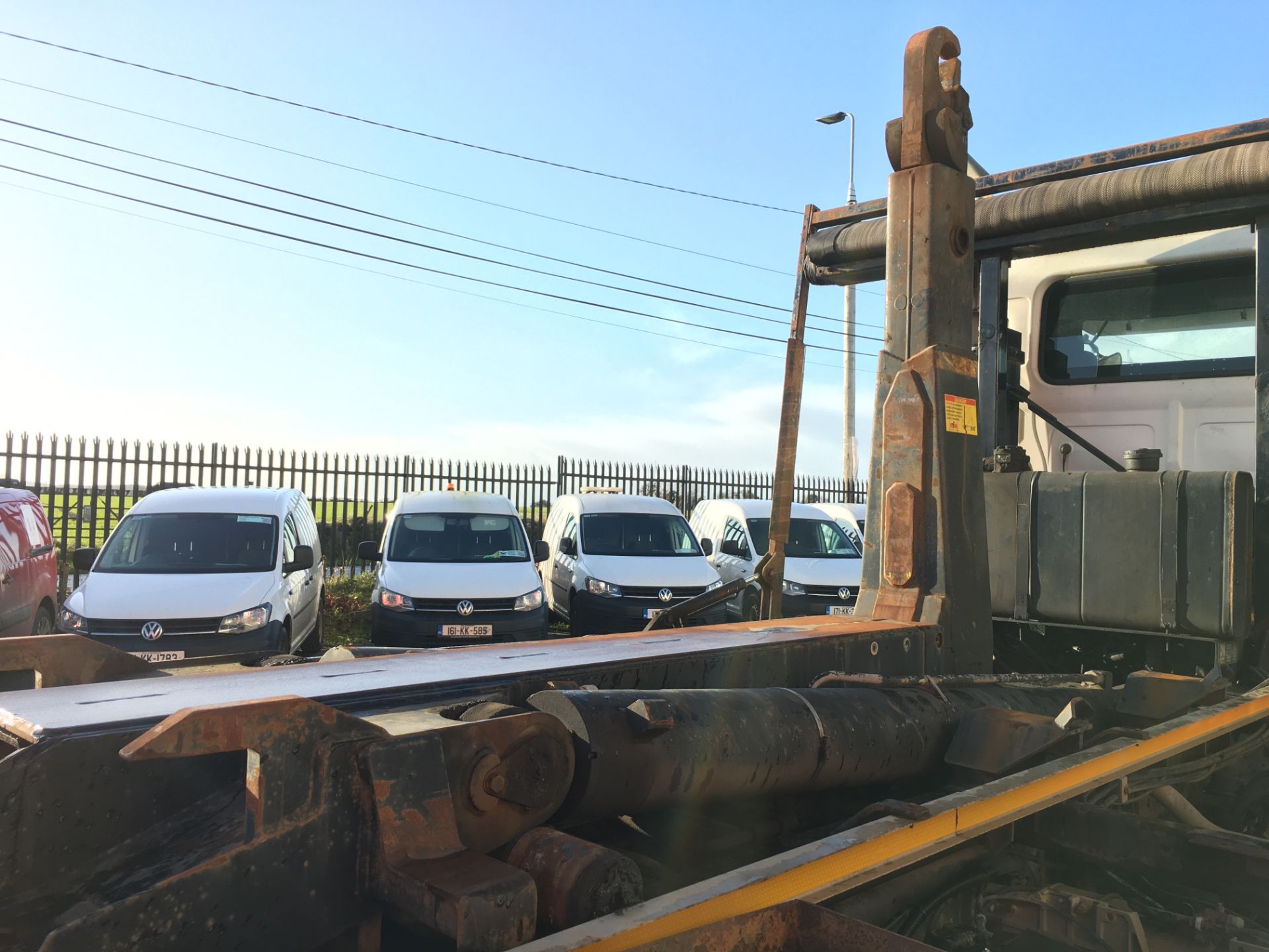 141KK2216 UNRESERVED 2014 Hino 700 Hook Loader Truck - Image 4 of 12