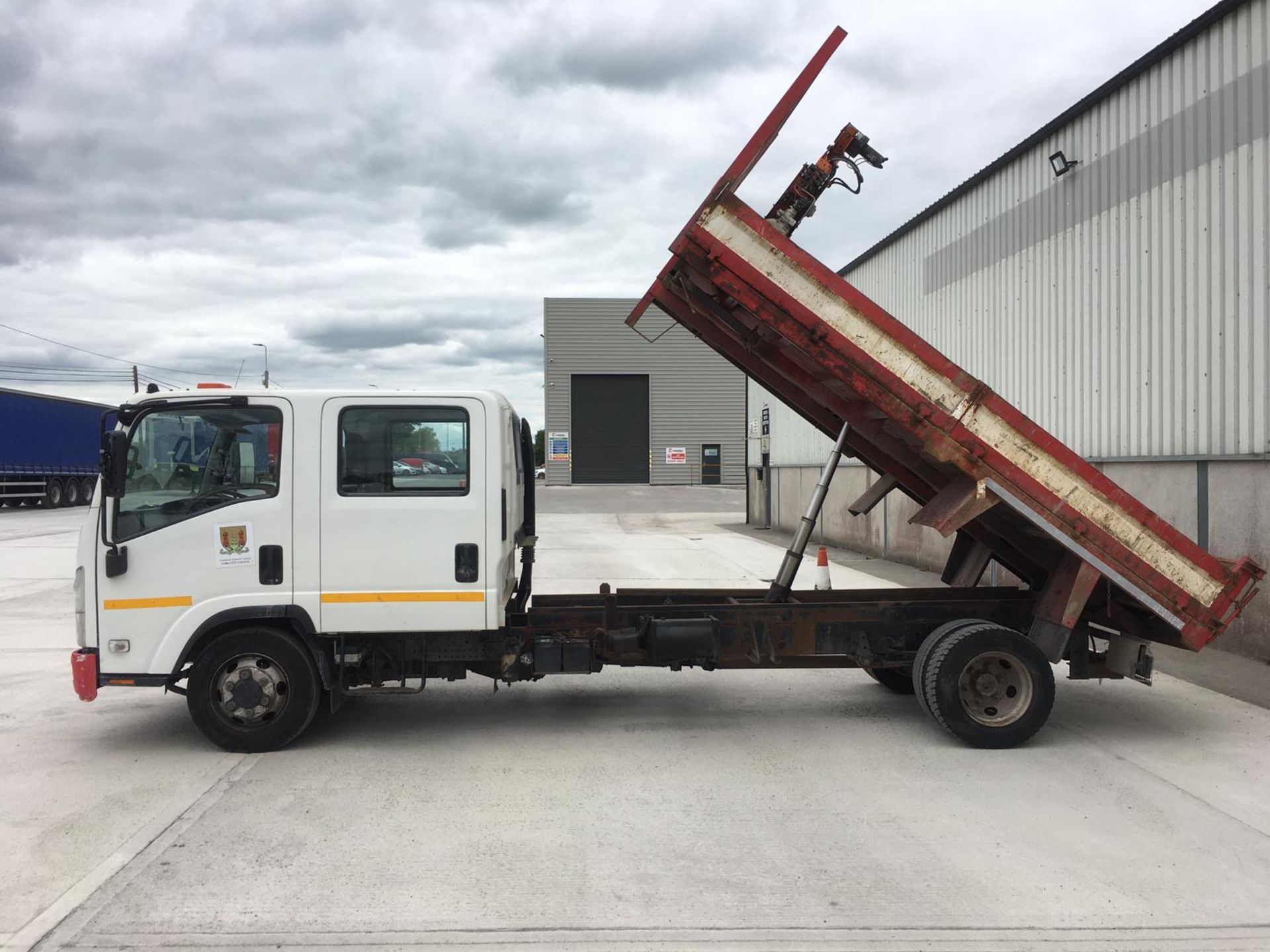 141KK597 UNRESERVED 2014 Isuzu NPR 85 7.5T Crewcab Tipper - Image 2 of 14