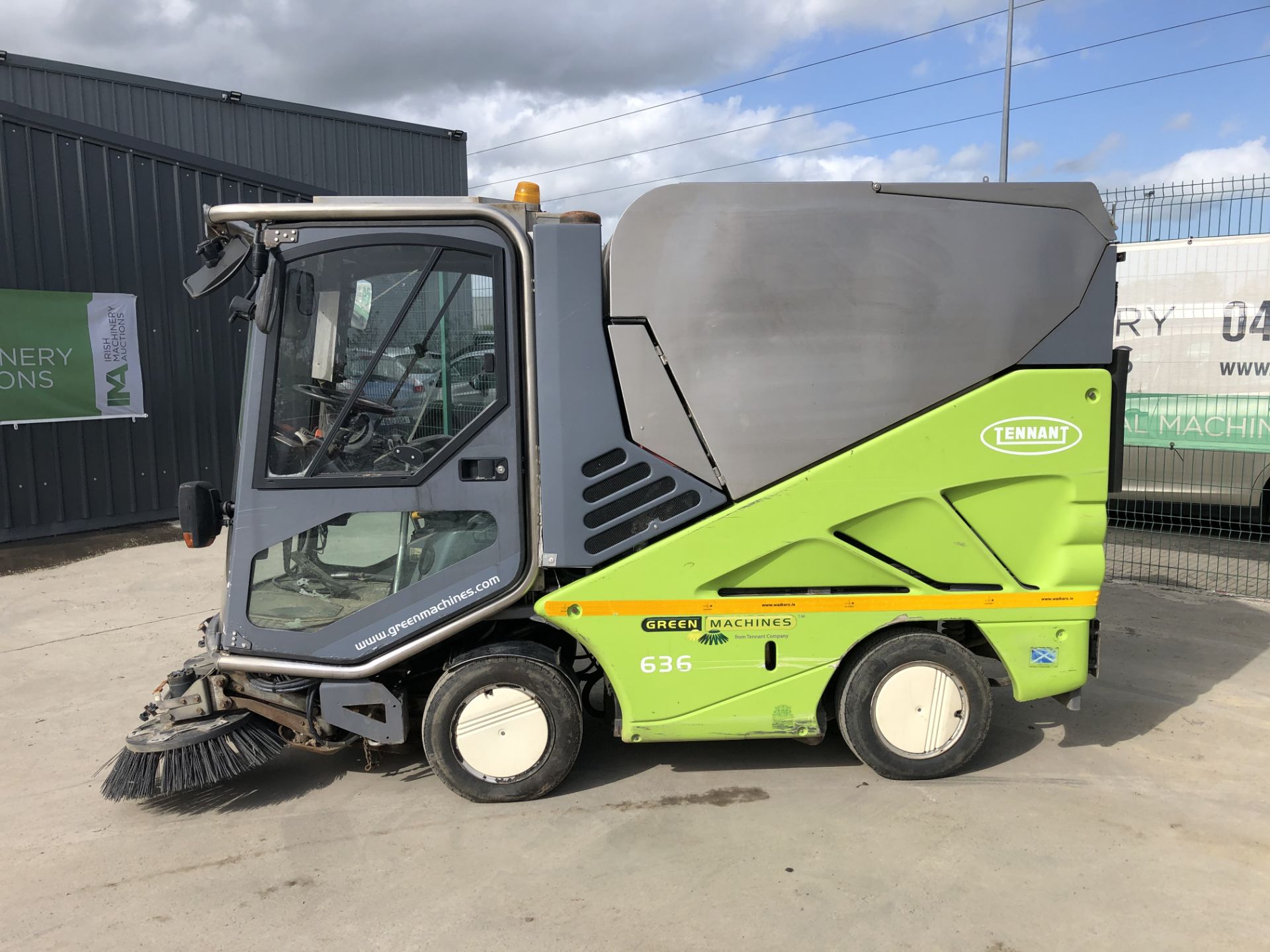 11D53843 2011 Green Machine 626 Compact Street Sweeper - Image 2 of 4