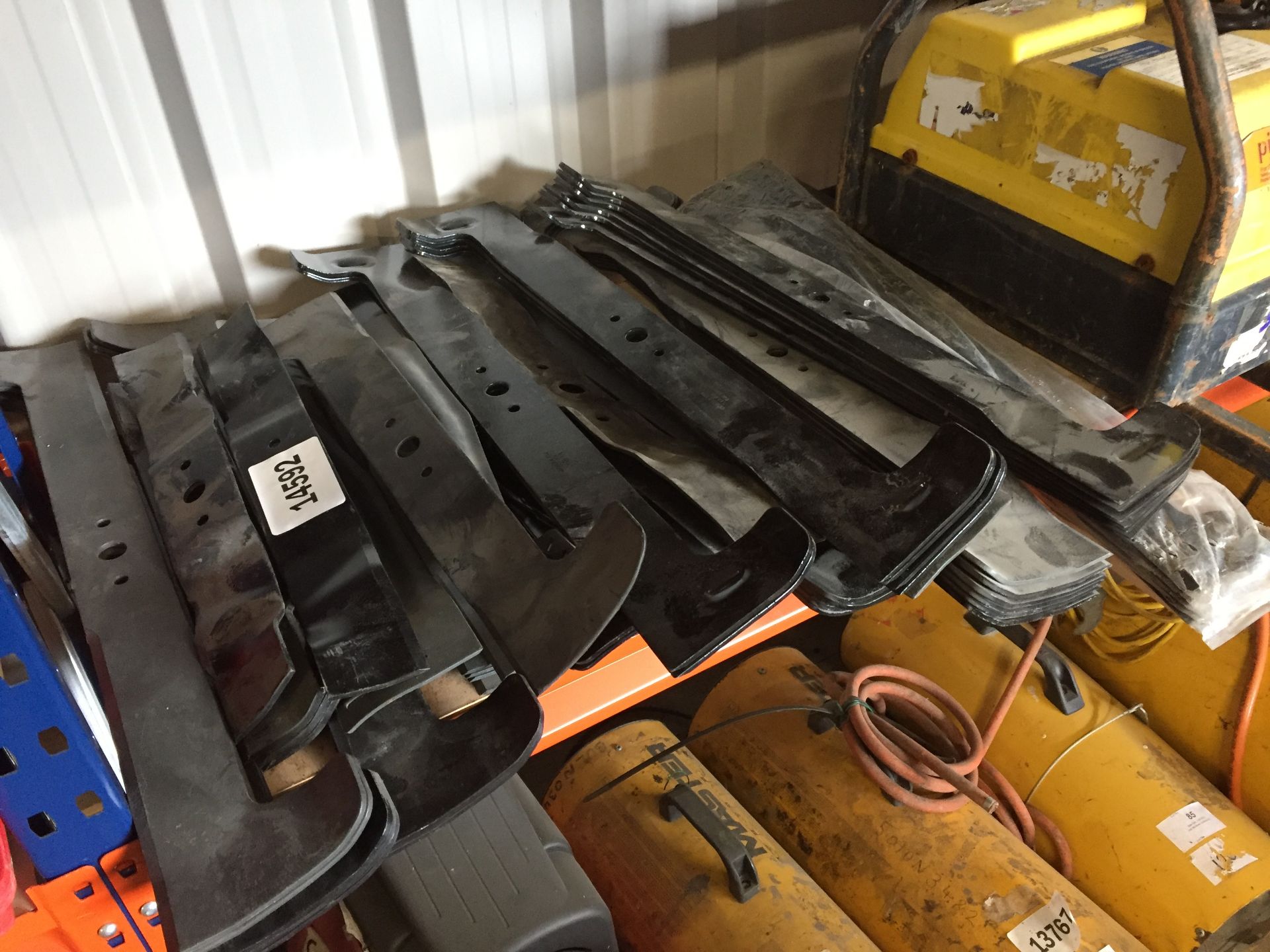 PL-14592 UNRESERVED Box Of New/Unused Lawnmower Blades