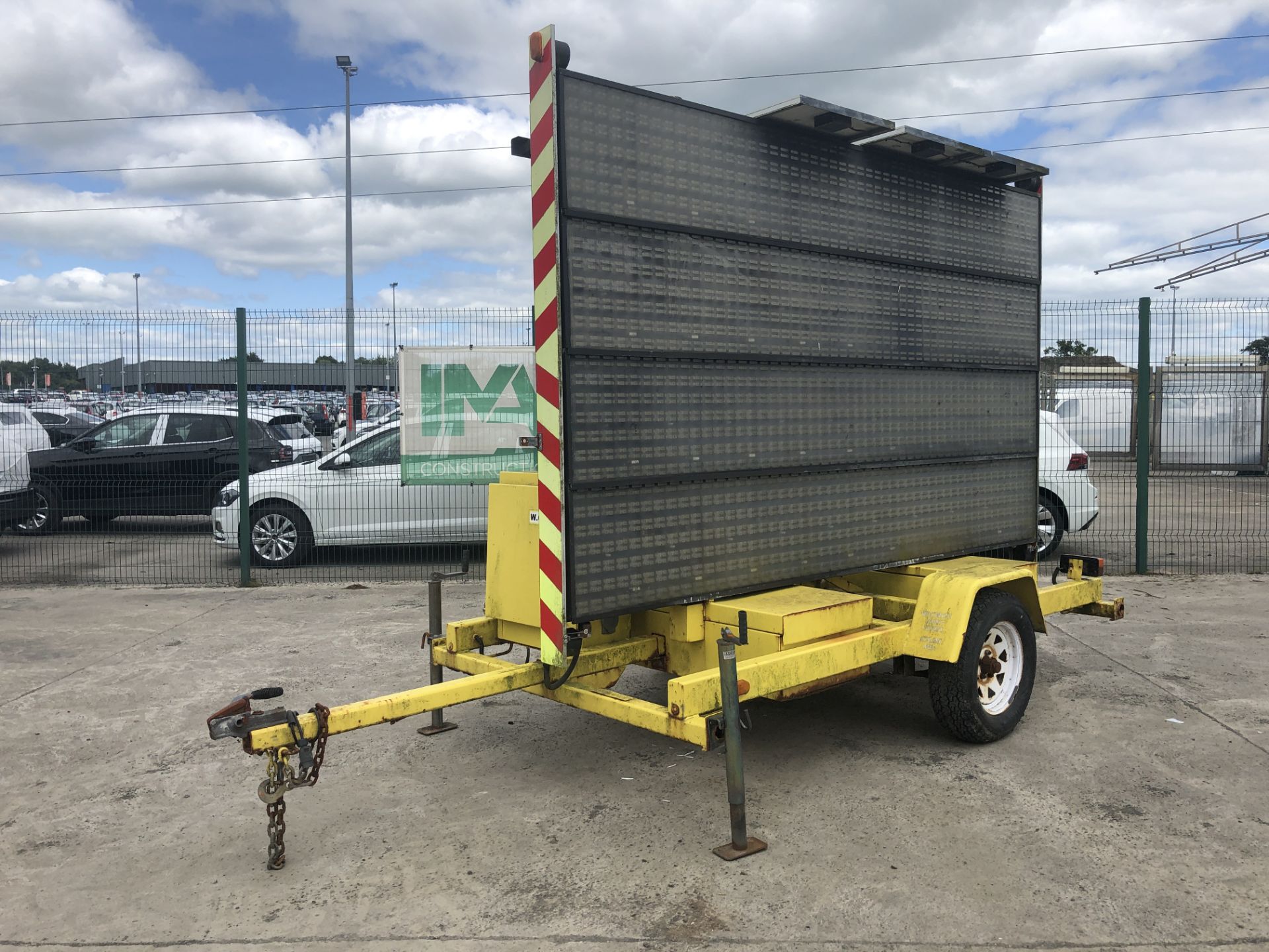 PL-15135 UNRESERVED AM SIG Single Axle Fast Tow VMS Board