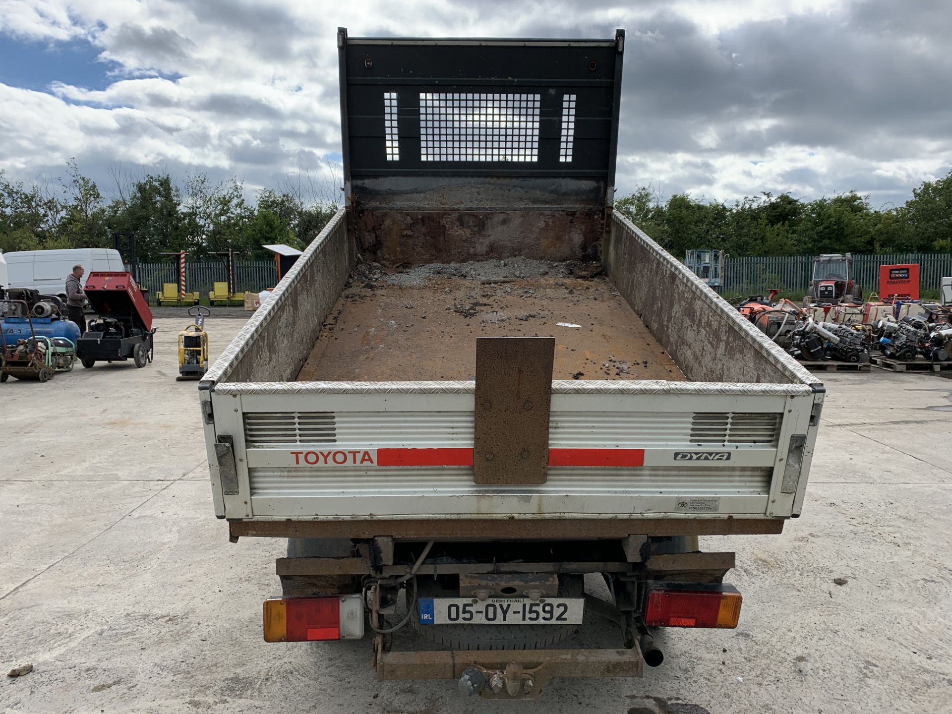 05OY1592 UNRESERVED 2005 Toyota Dyna 100SC 3.5T Dropside Tipper - Image 4 of 31