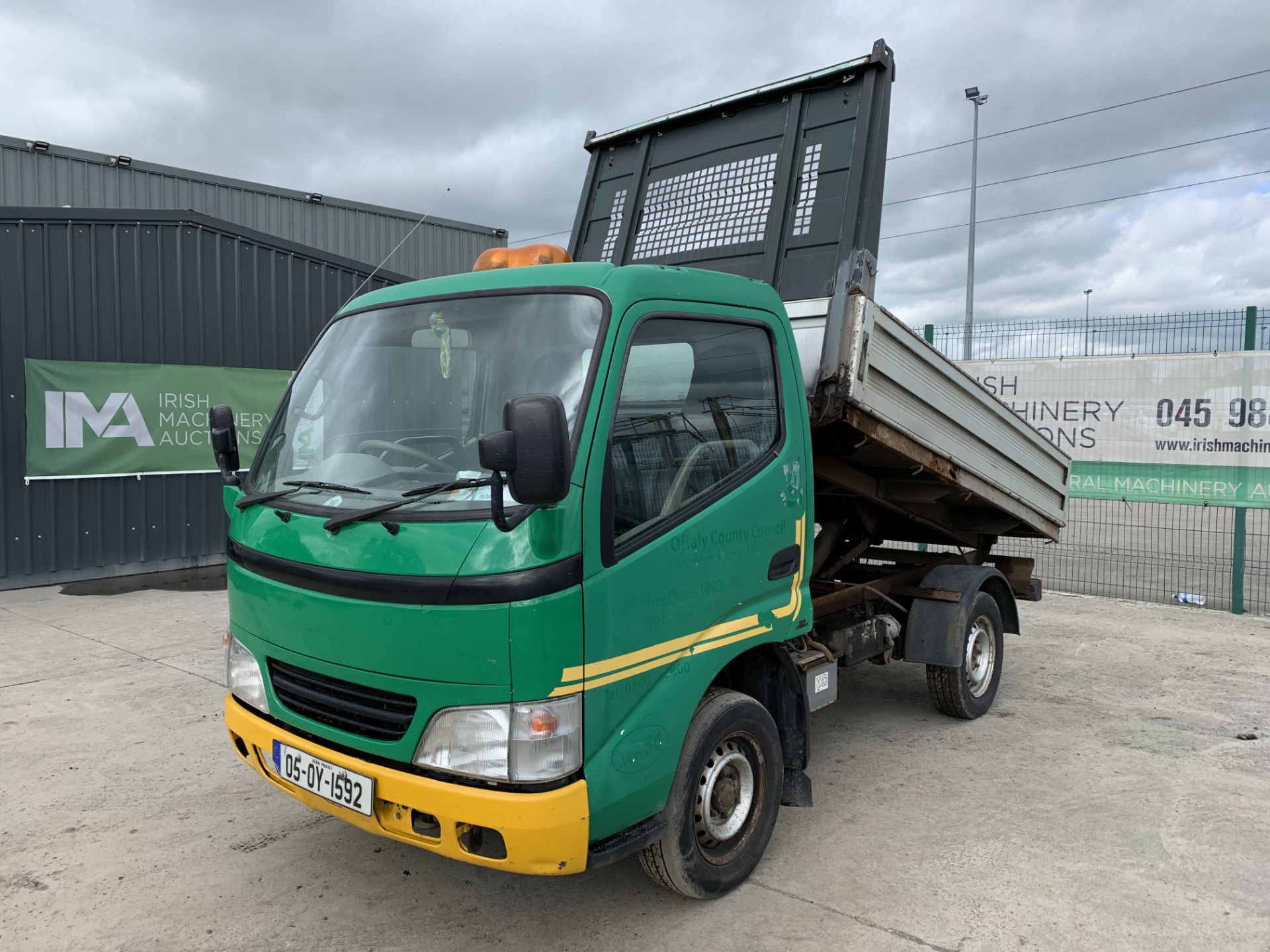 05OY1592 UNRESERVED 2005 Toyota Dyna 100SC 3.5T Dropside Tipper