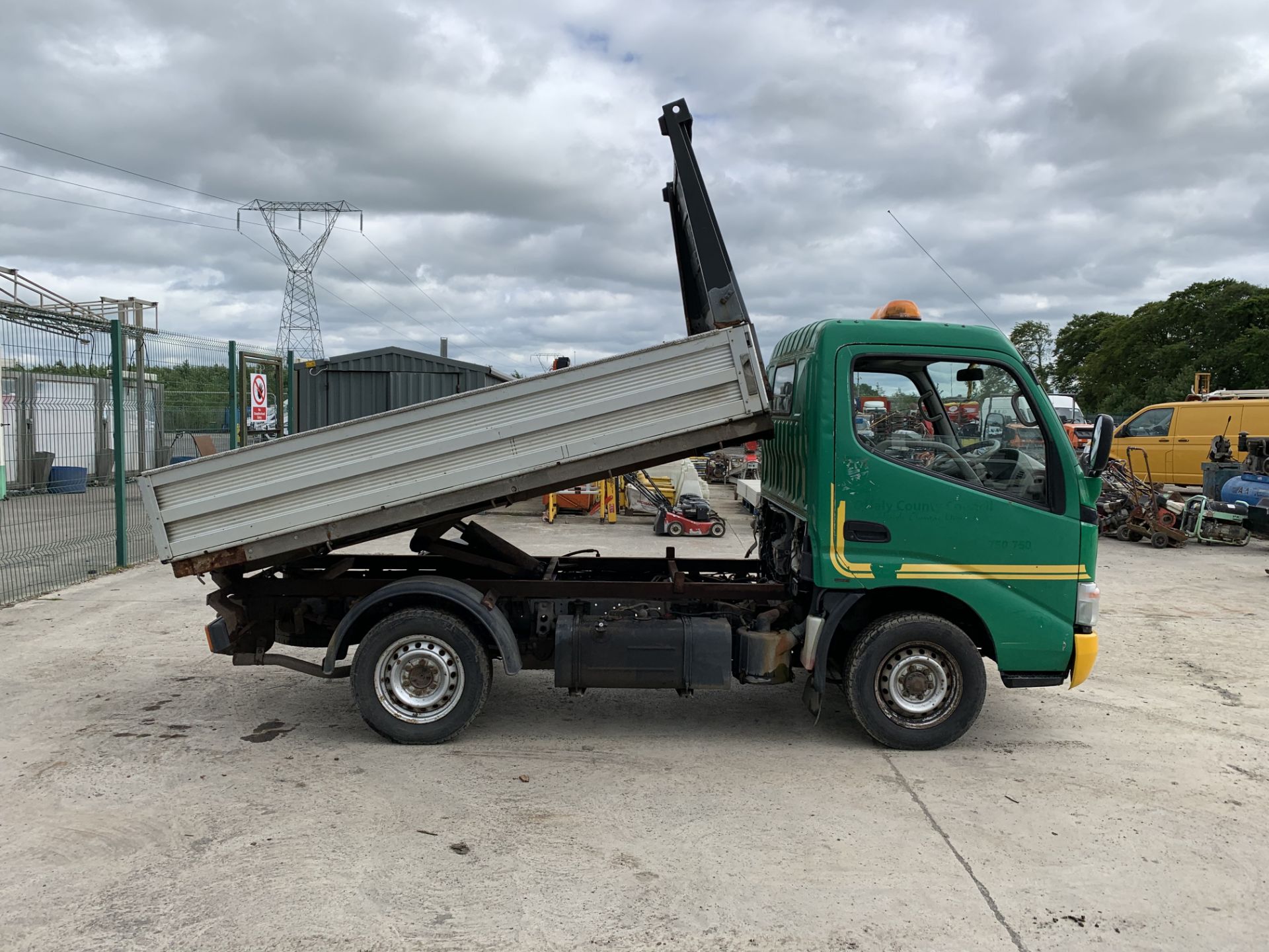 05OY1592 UNRESERVED 2005 Toyota Dyna 100SC 3.5T Dropside Tipper - Image 6 of 31