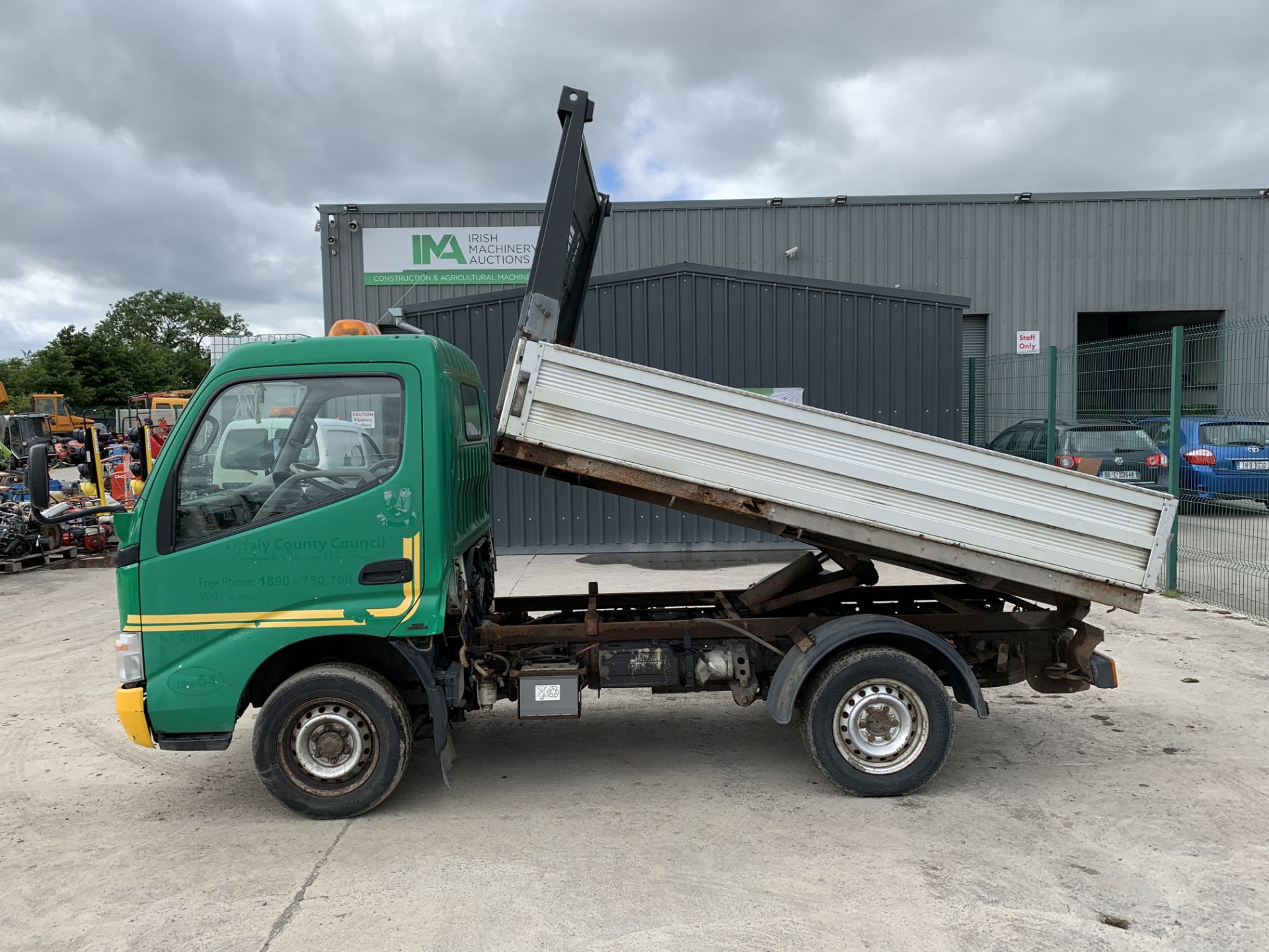 05OY1592 UNRESERVED 2005 Toyota Dyna 100SC 3.5T Dropside Tipper - Image 2 of 31