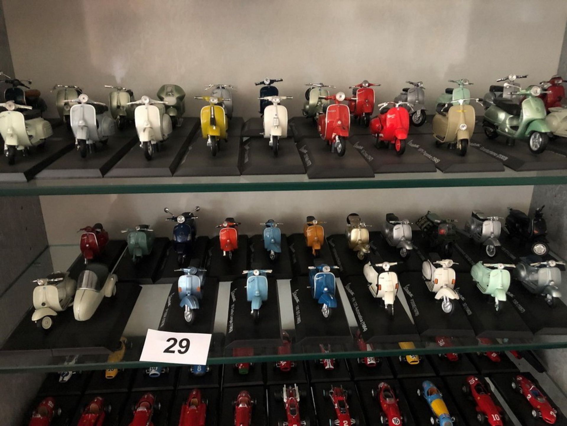 N. 29 (N. 5694 EREDITA ) COLLEZIONE DI N. 43 MODELLINI DI VESPA PIAGGIO (BENI IN VIA PADRE BETTINI