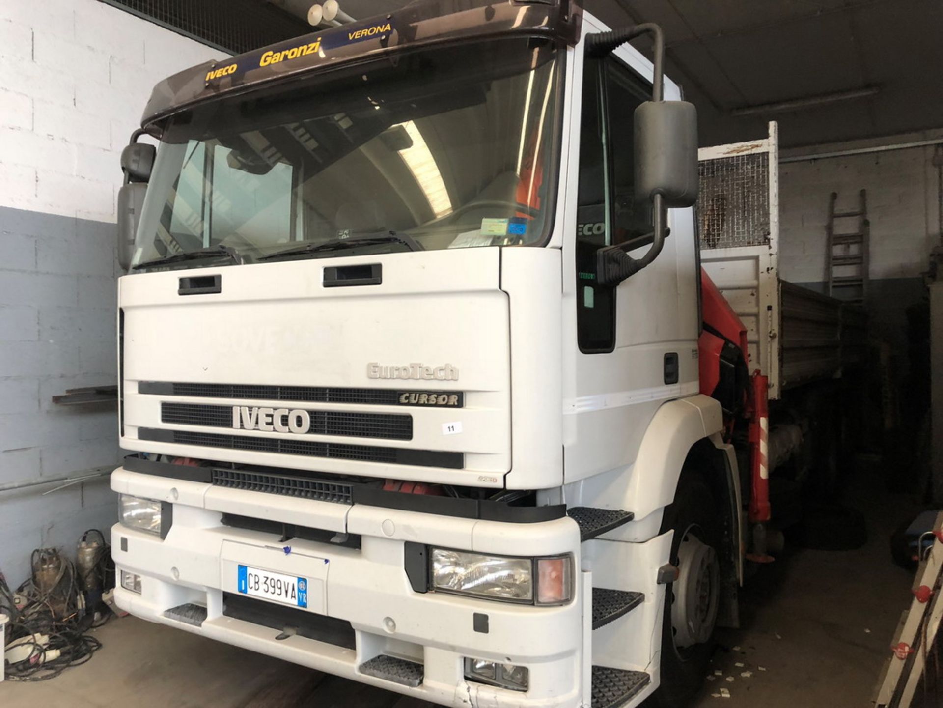 N. 11 (768 FALLIMENTO) AUTOCARRO IVECO EUROTECH TARGATO CB399VA, MODELLO 260E43/80, CON GRU FASSI