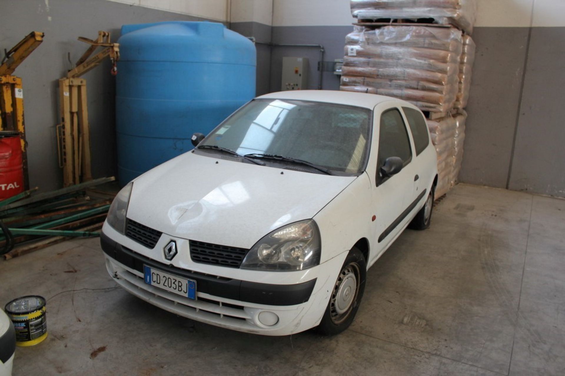 N. 8 (768 FALLIMENTO) Autocarro Renault Clio VAN, targato CD203BJ, immatricolato il 19.11.2002,