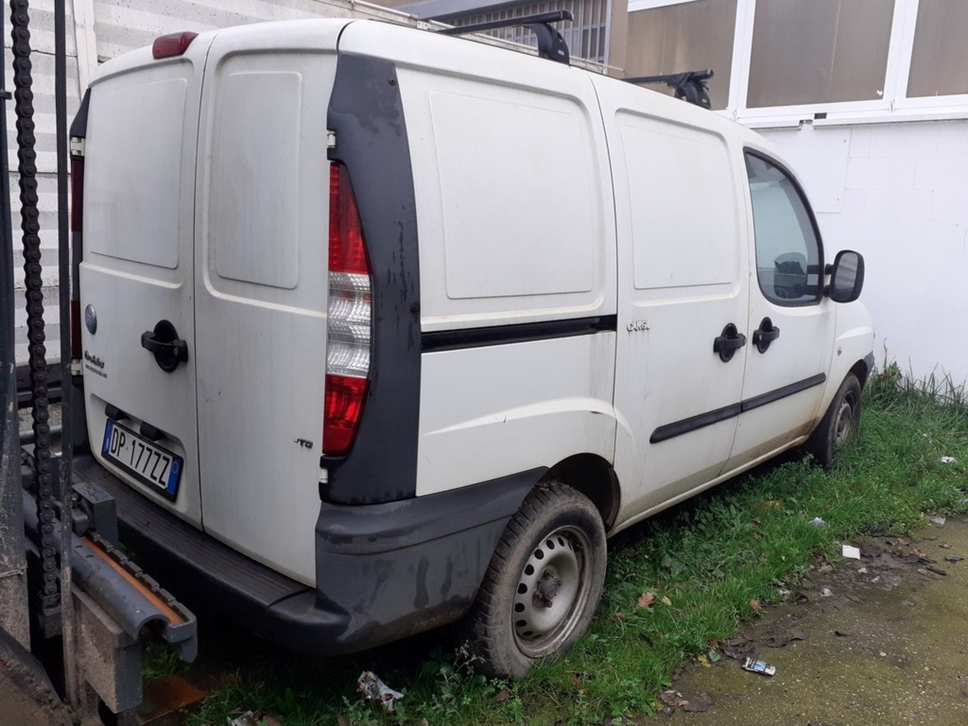 N. 51 (781 I.V FALLIMENTO) AUTOCARRO FIAT DOBLO' TG. DP177ZZ CON VETRO LATO CONDUCENTE ROTTO, CON