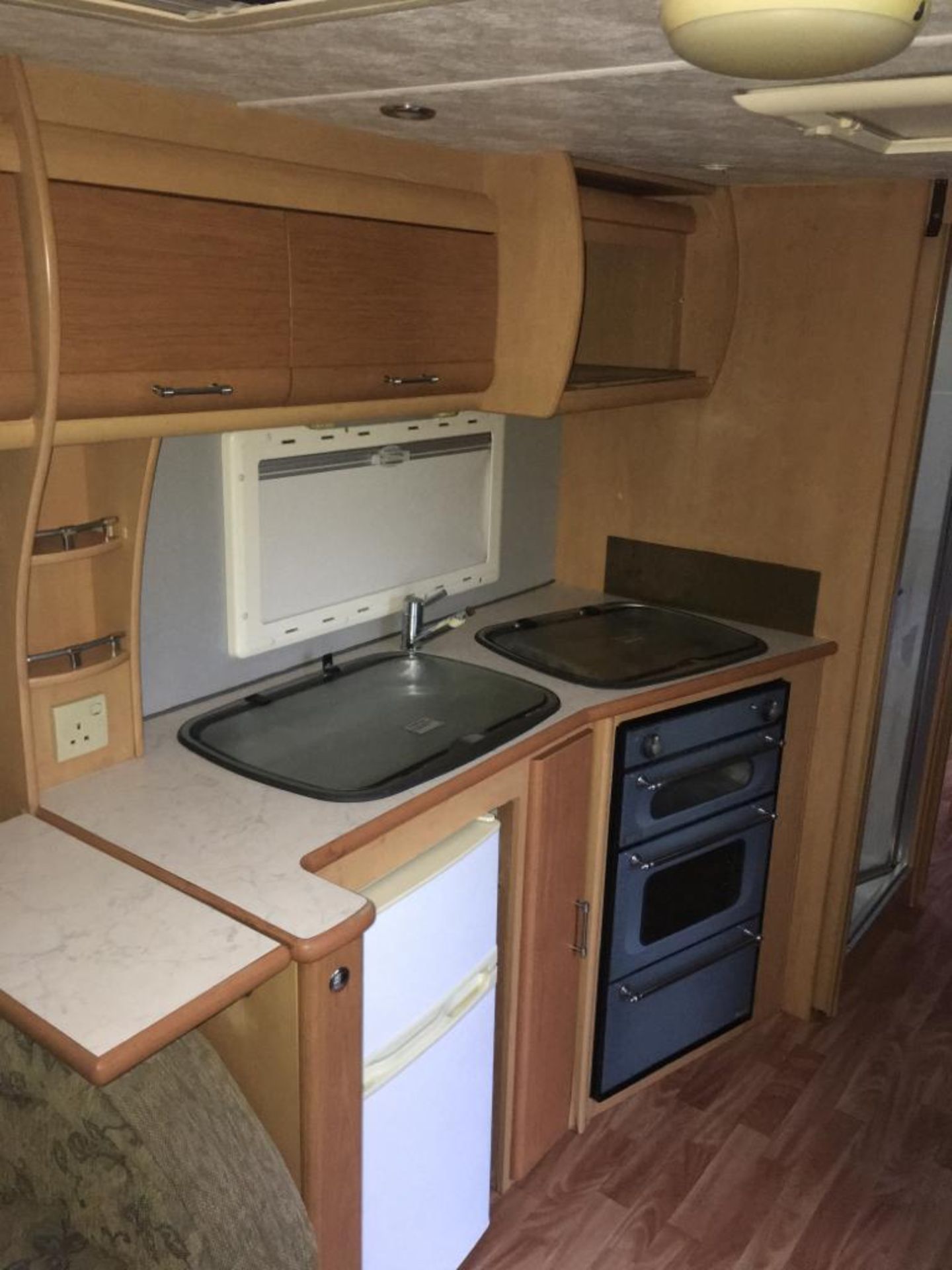 2005 RALLY COMPASS 640 TWIN AXLE 4 BERTH TOURING CARAVAN - Image 27 of 38