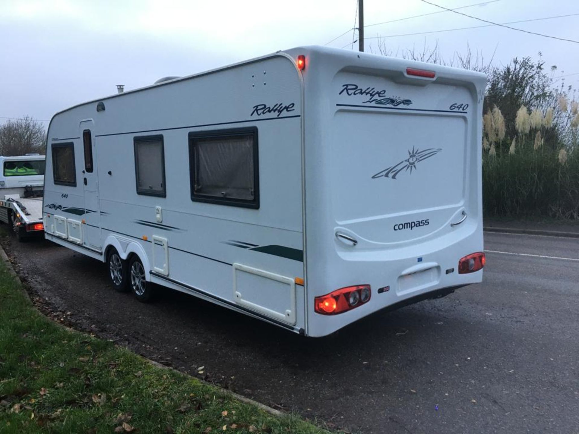 2005 RALLY COMPASS 640 TWIN AXLE 4 BERTH TOURING CARAVAN - Image 8 of 38