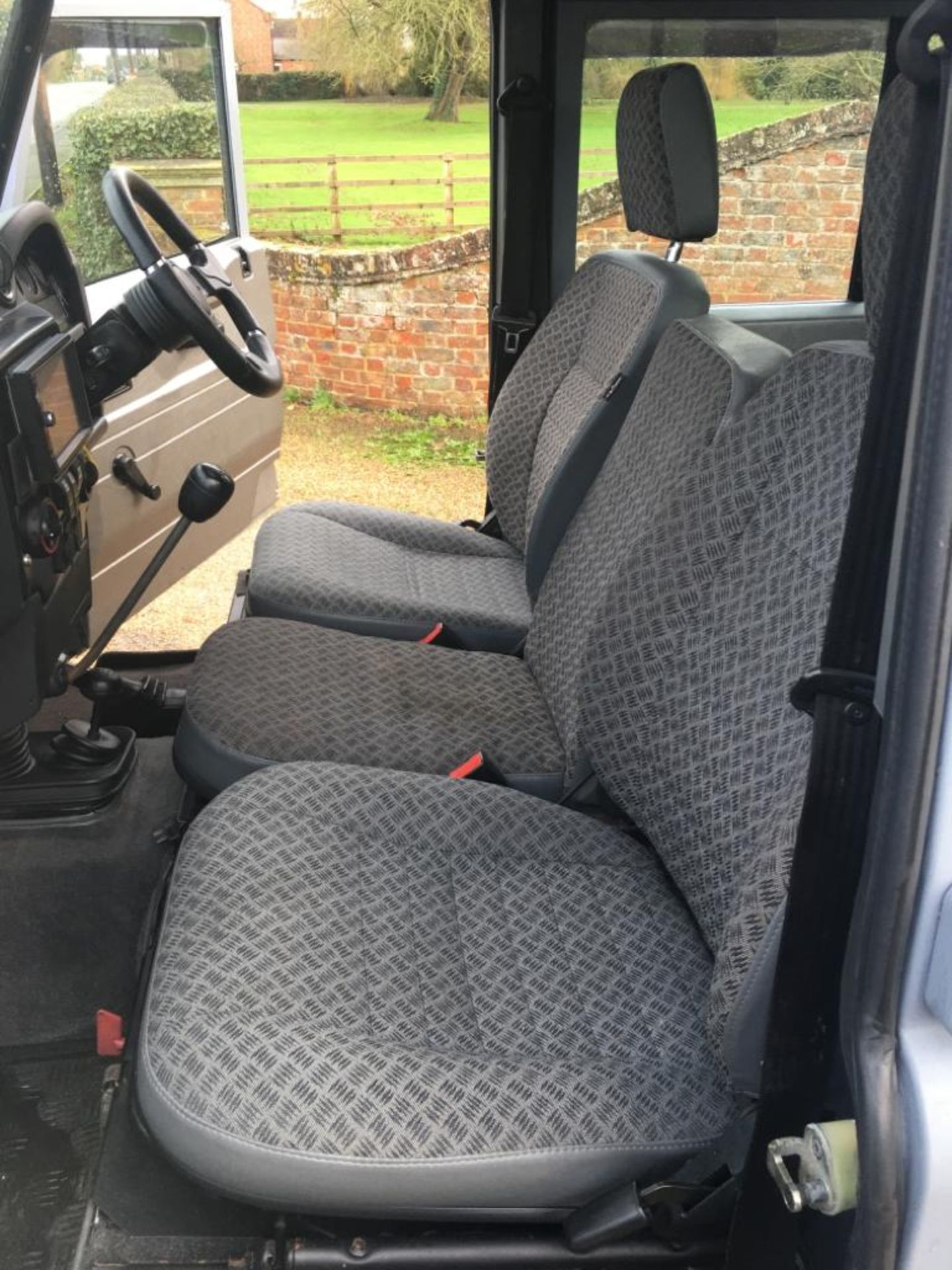 2001 LAND ROVER DEFENDER 110 - Image 12 of 25