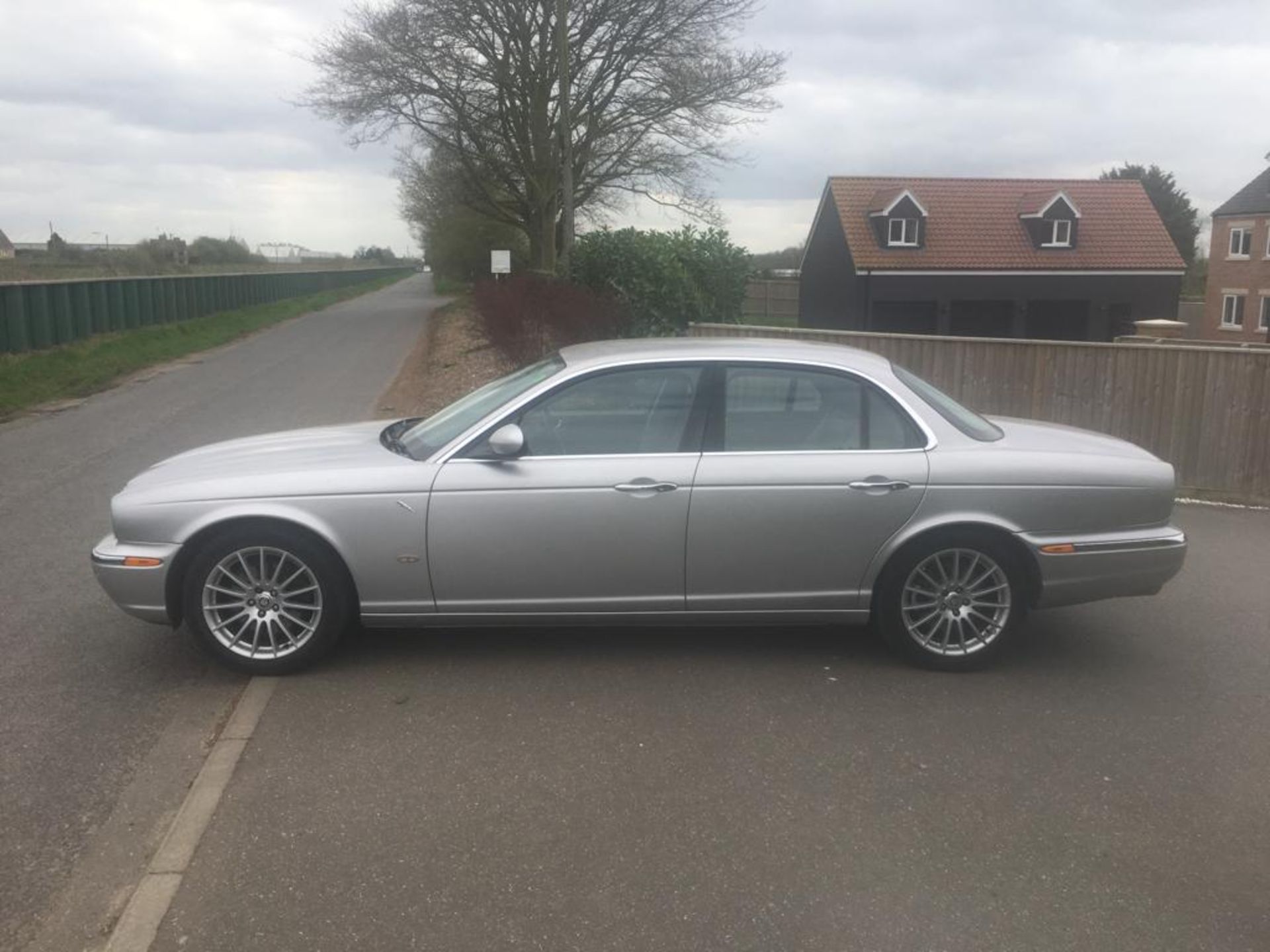 REG 56 2006 JAGUAR XJ EXECUTIVE TDVI AUTO LOG BOOOK PRESENT  MILEAGE 122,362 MOT TILL MAY 2019 SAT - Image 5 of 14