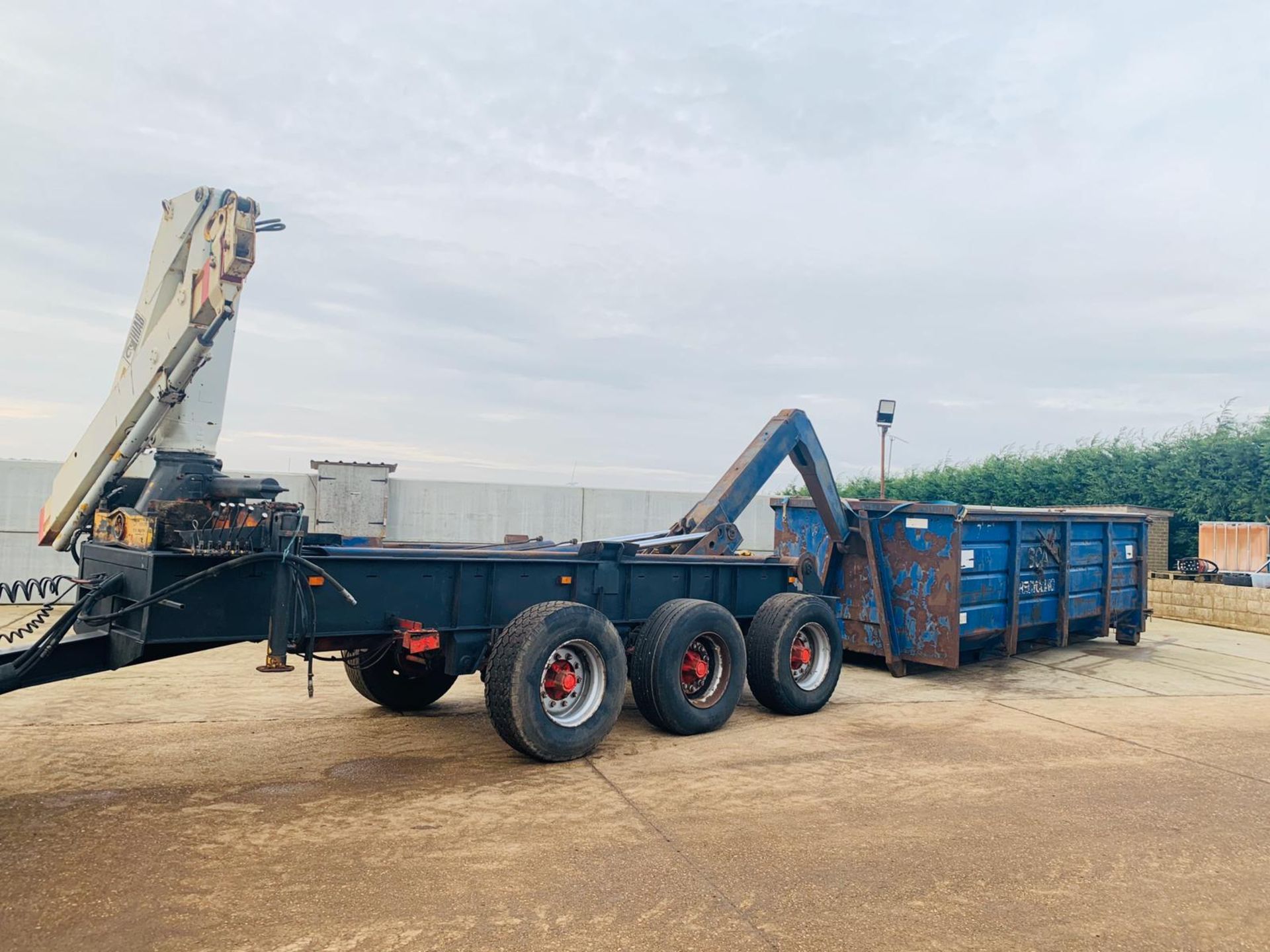 20 TON HOOK LOADER TRAILER WITH BIN AND CRANE - Image 10 of 14