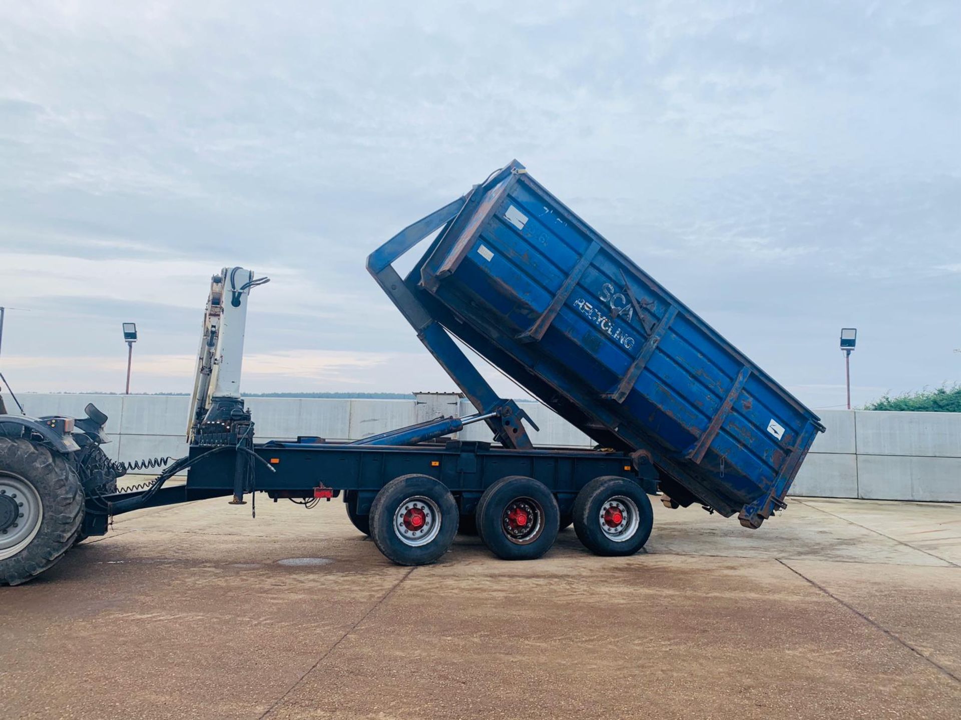 20 TON HOOK LOADER TRAILER WITH BIN AND CRANE - Image 2 of 14