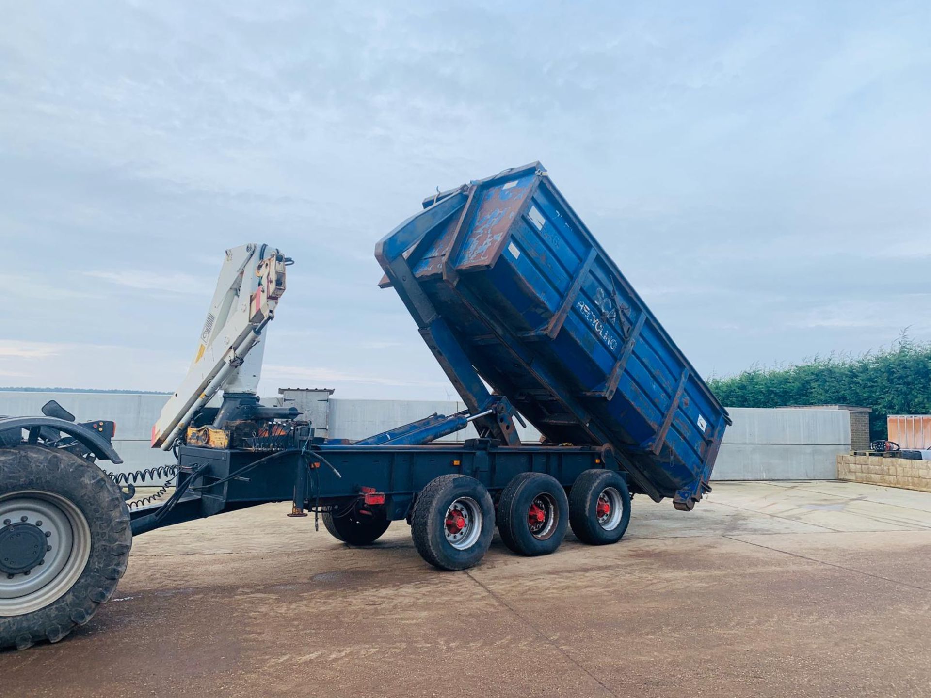 20 TON HOOK LOADER TRAILER WITH BIN AND CRANE - Image 11 of 14