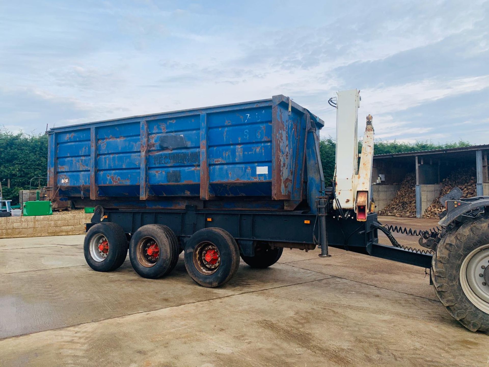 20 TON HOOK LOADER TRAILER WITH BIN AND CRANE - Image 3 of 14