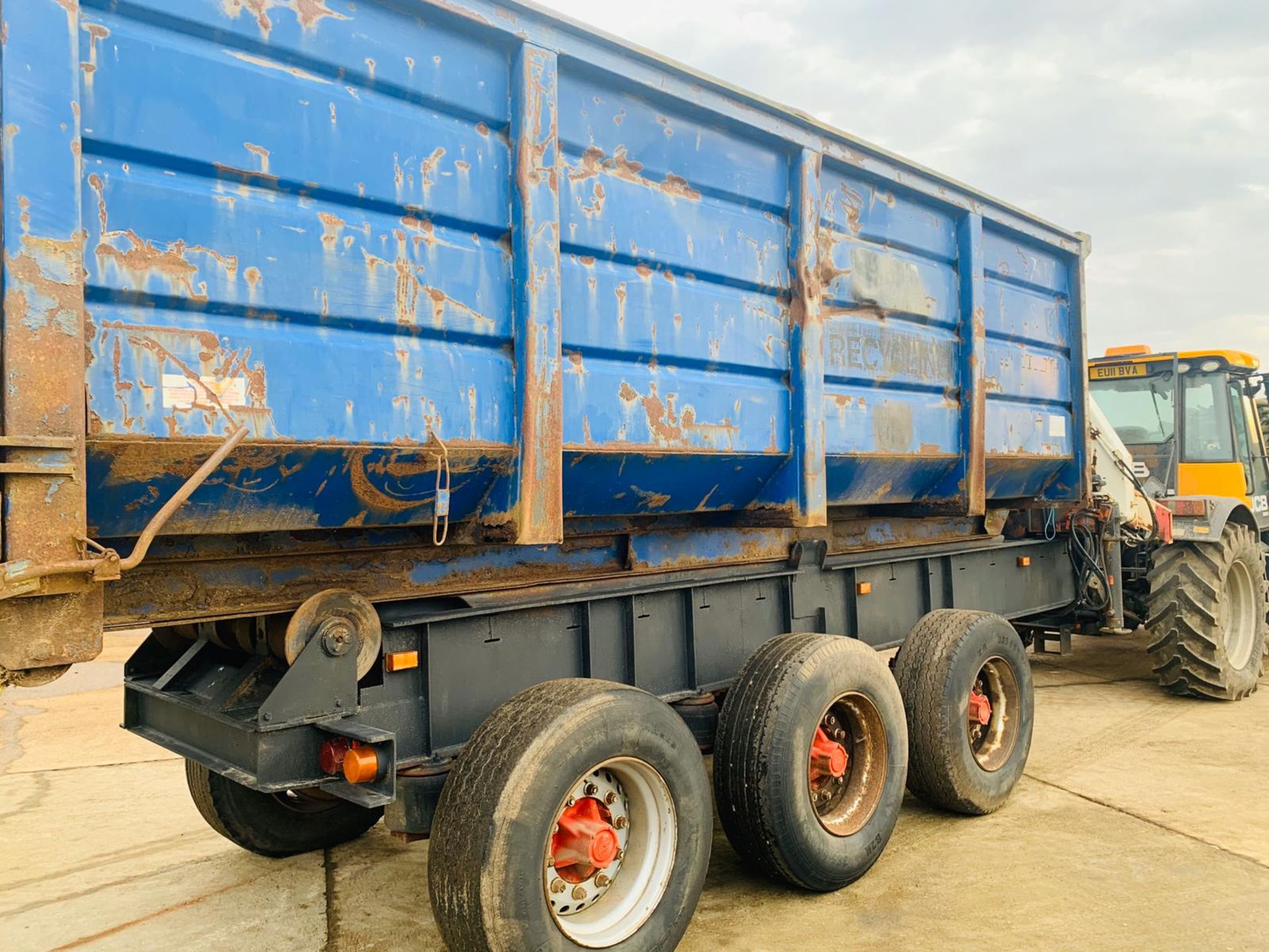 20 TON HOOK LOADER TRAILER WITH BIN AND CRANE - Image 13 of 14