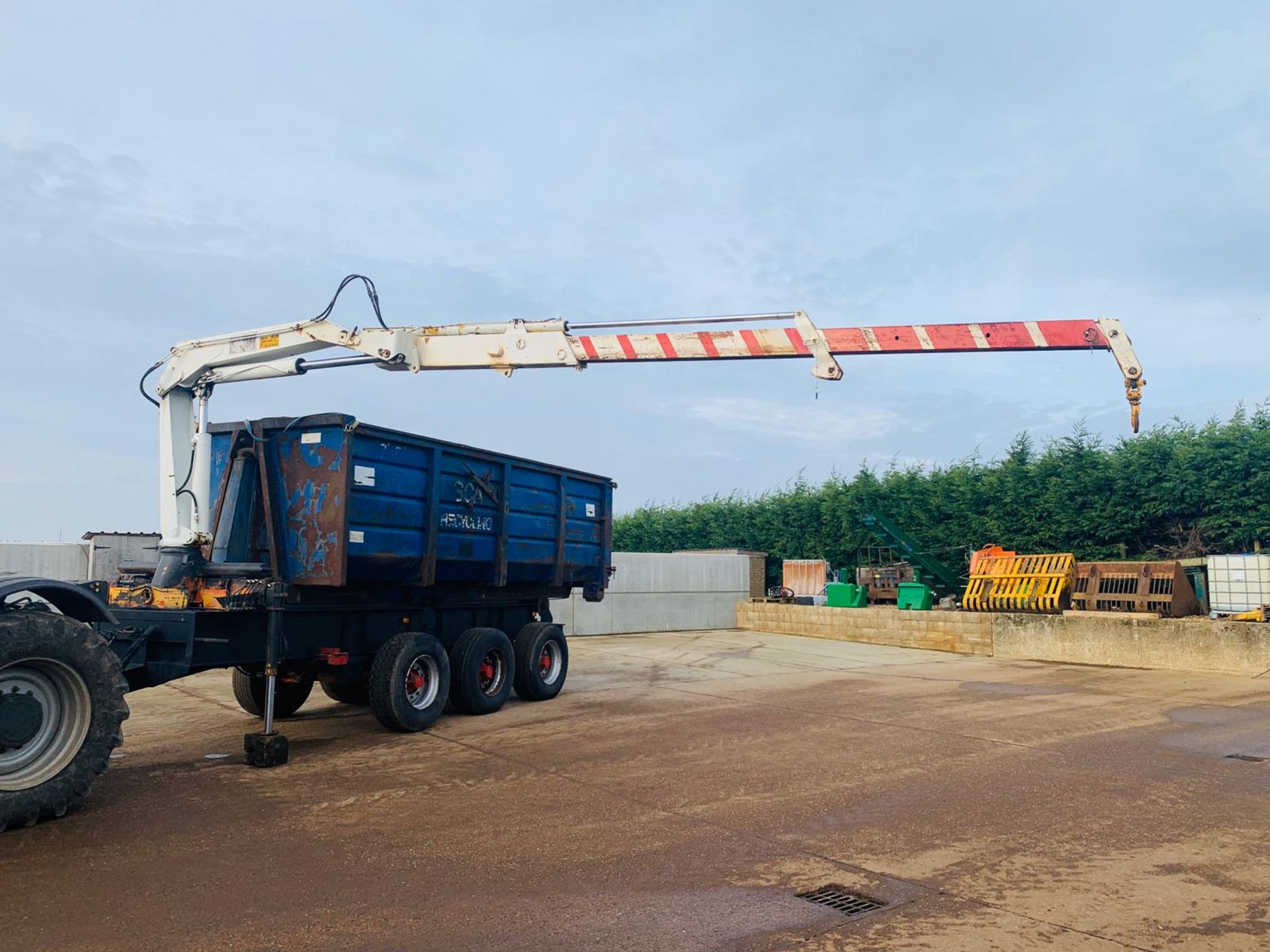 20 TON HOOK LOADER TRAILER WITH BIN AND CRANE - Image 5 of 14