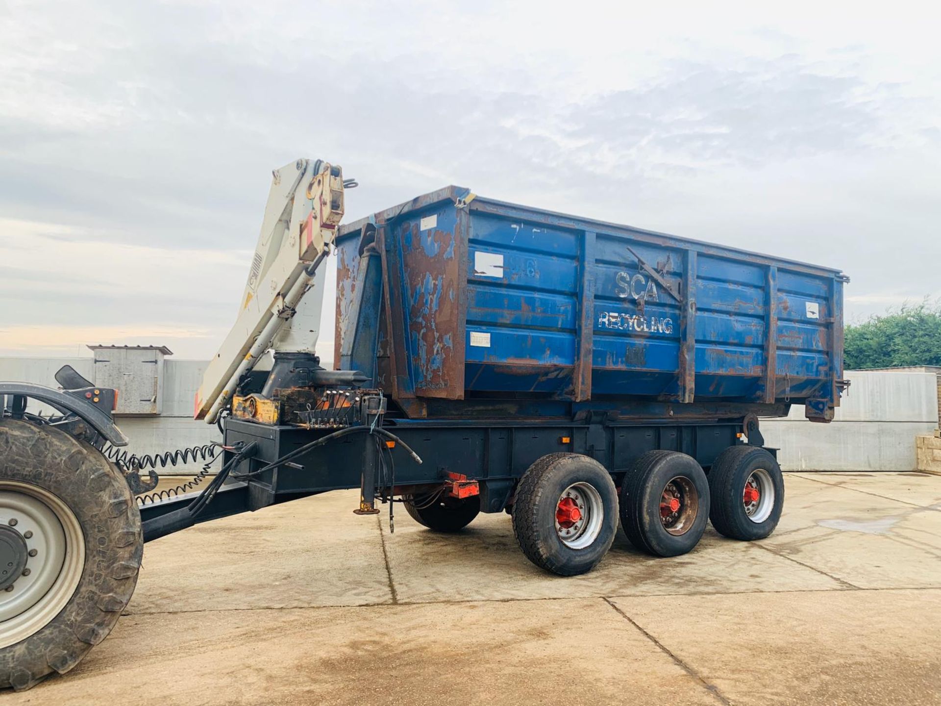 20 TON HOOK LOADER TRAILER WITH BIN AND CRANE - Image 4 of 14