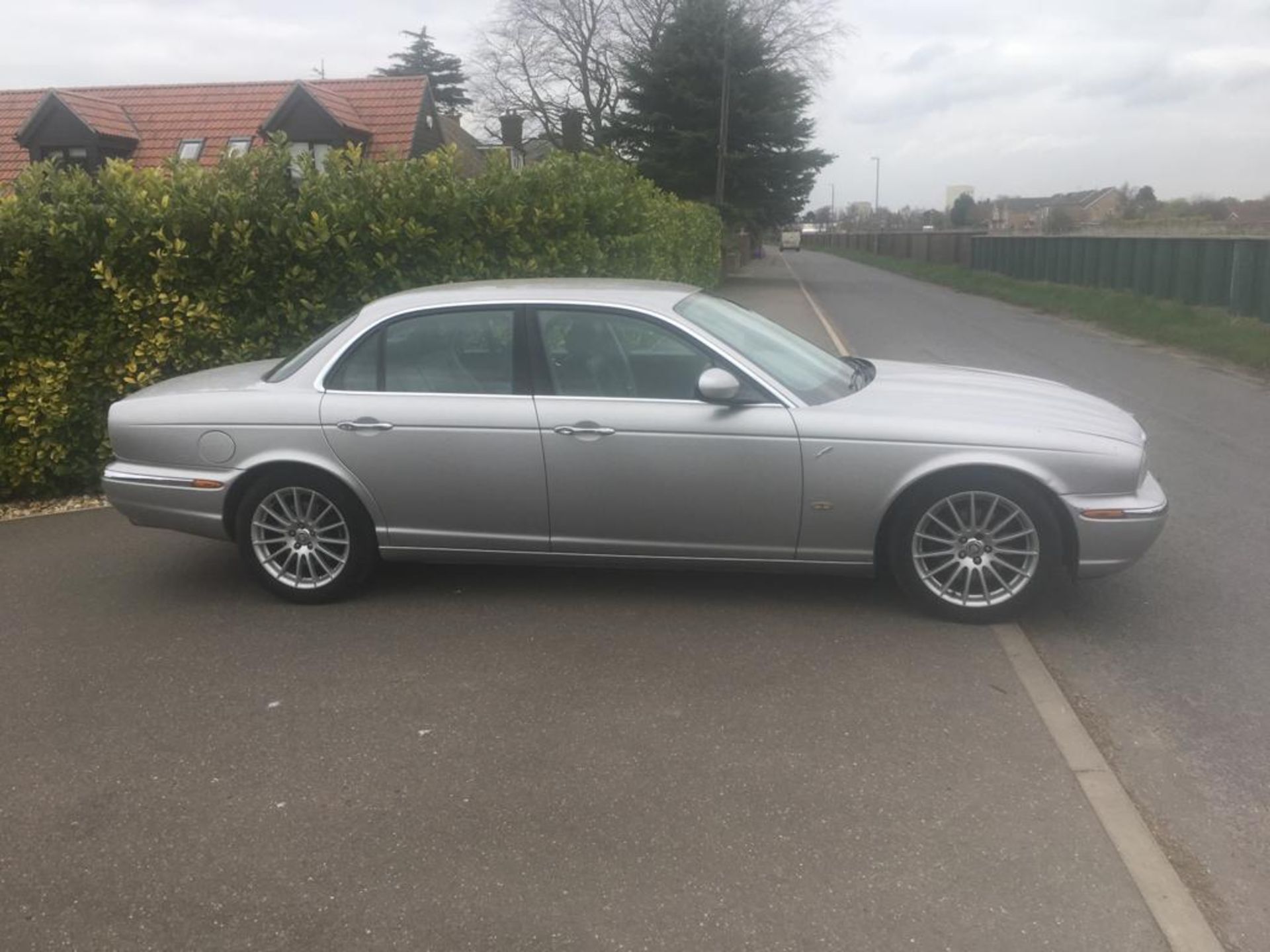 REG 56 2006 JAGUAR XJ EXECUTIVE TDVI AUTO LOG BOOOK PRESENT MILEAGE 122,362 MOT TILL MAY 2019 SAT - Image 4 of 14