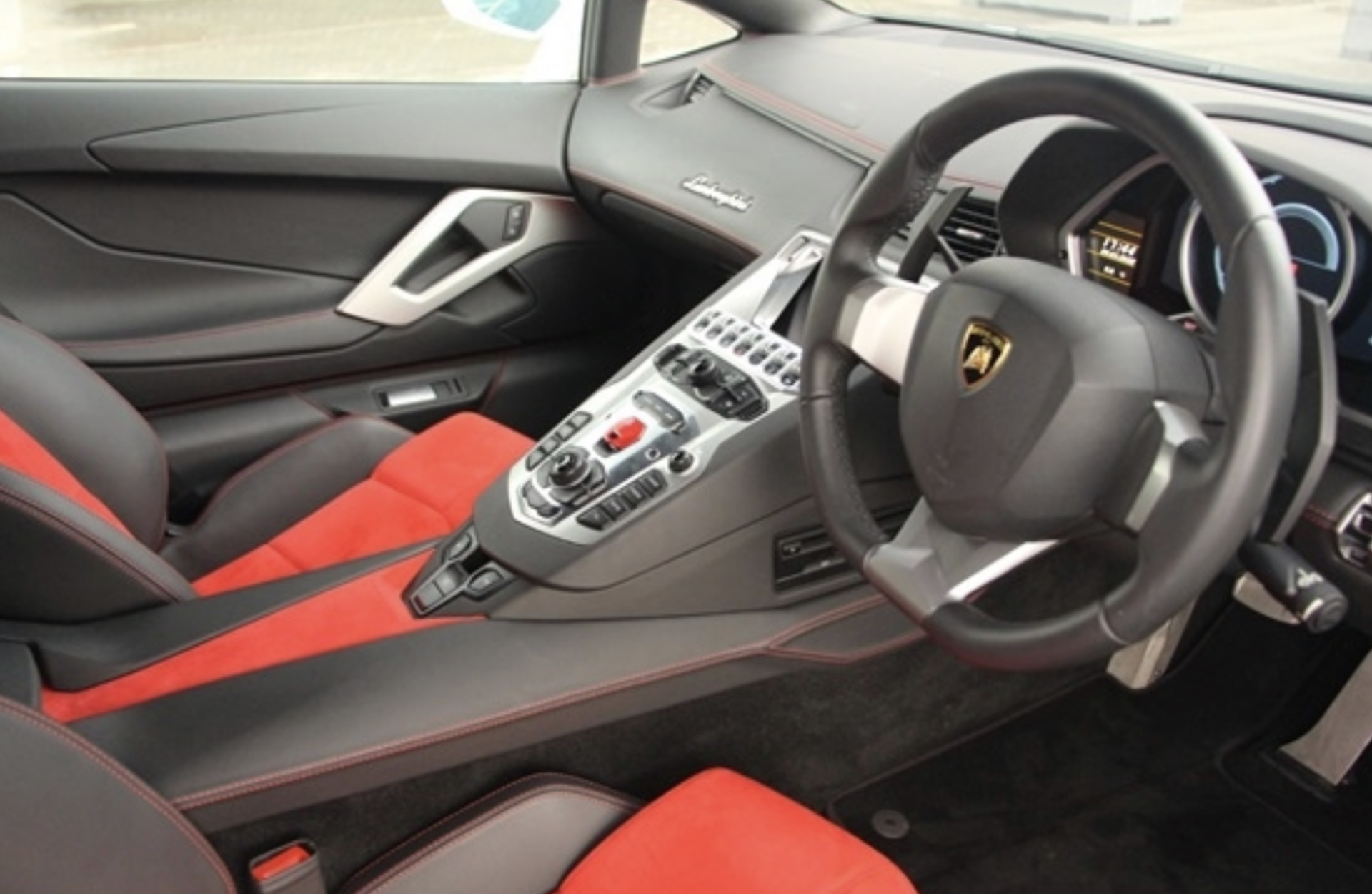 2014 LAMBORGHINI AVENTADOR **ONE FORMER KEEPER FROM NEW** - Image 13 of 14