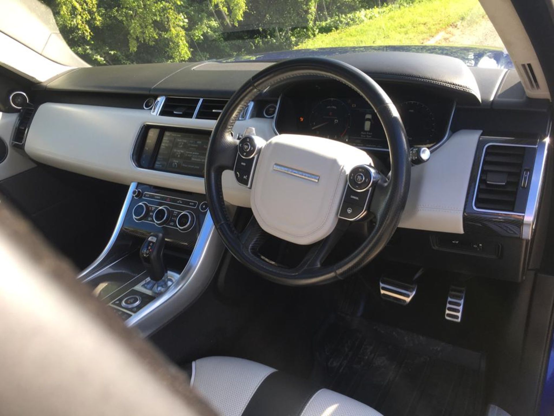 2015 RANGE ROVER SPORT SVR AUTO **ONE OWNER FROM NEW**10% BUYERS PREMIUM** - Image 27 of 32