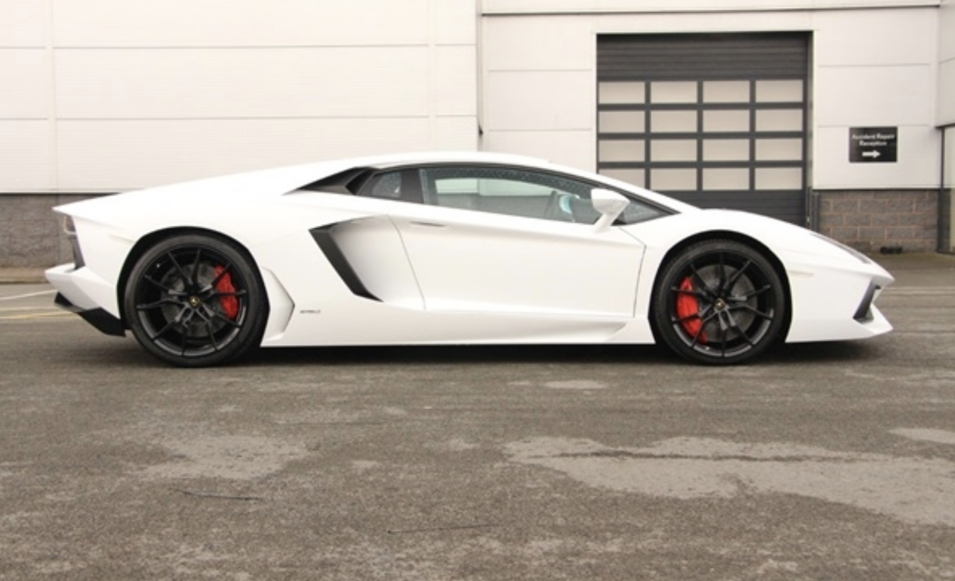 2014 LAMBORGHINI AVENTADOR **ONE FORMER KEEPER FROM NEW** - Image 2 of 14