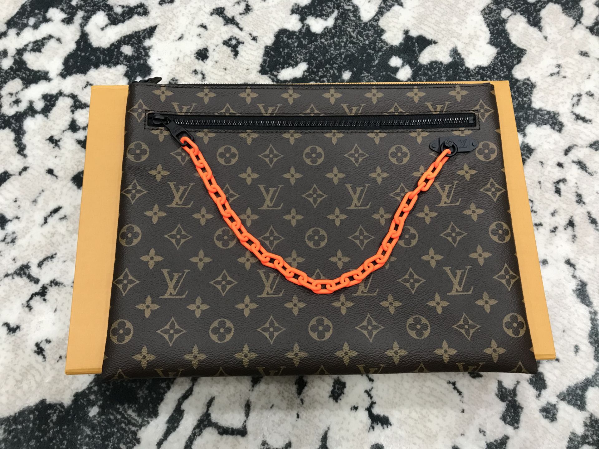 LOUIS VUITTON MONOGRAM A4 POUCH X VIRGIL ABLOH - Image 2 of 6