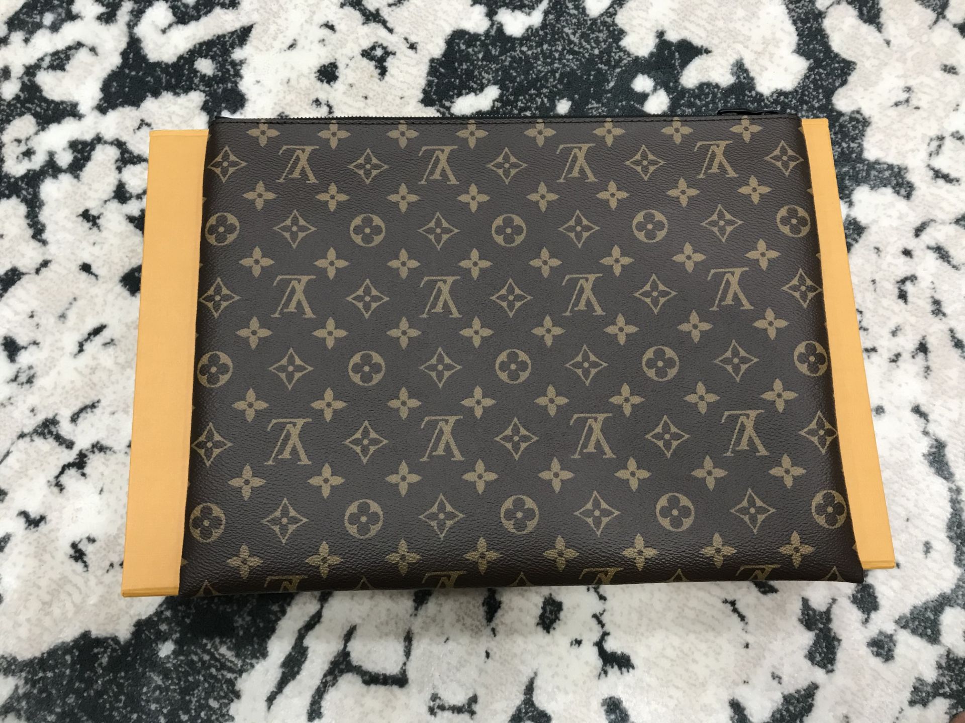 LOUIS VUITTON MONOGRAM A4 POUCH X VIRGIL ABLOH - Image 3 of 6