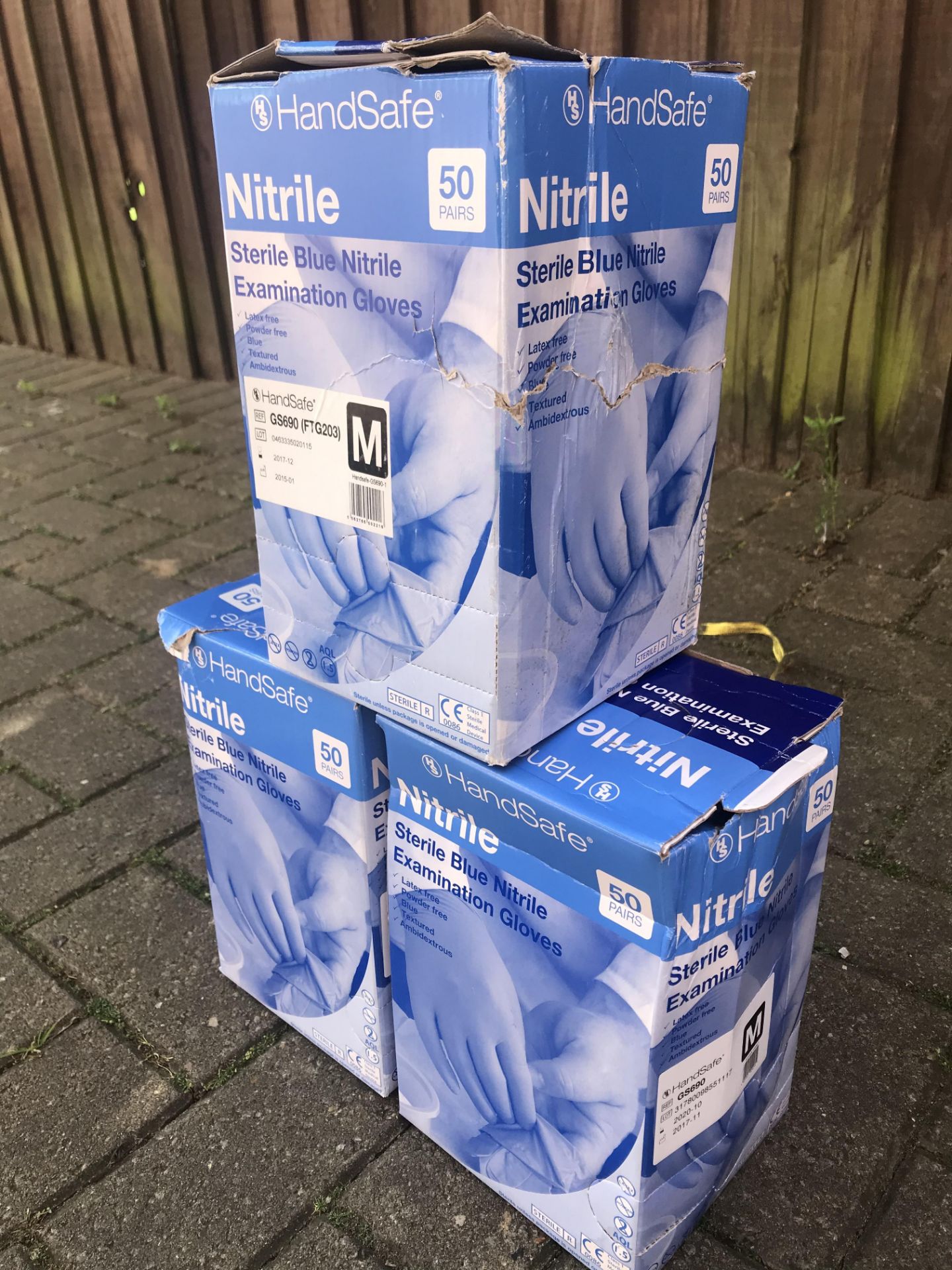 300 HANDSAFE NITRILE STERILE BLUE EXAMINATION GLOVES QTY: 3 CASES EACH CASE HAS 100 GLOVES PER BOX - Image 2 of 4