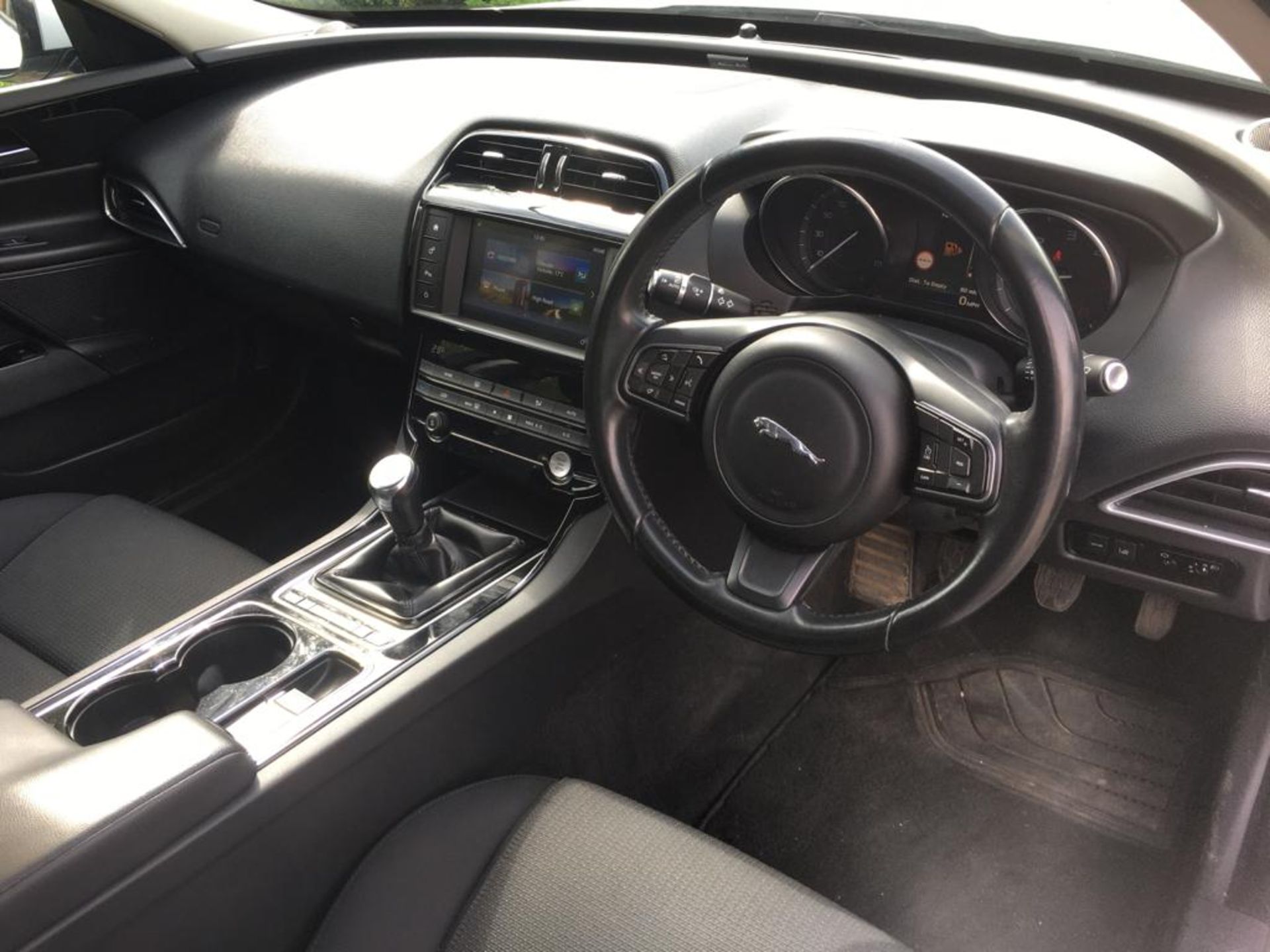 2015 JAGUAR XE SE D 4 DOOR SALOON - Image 12 of 25