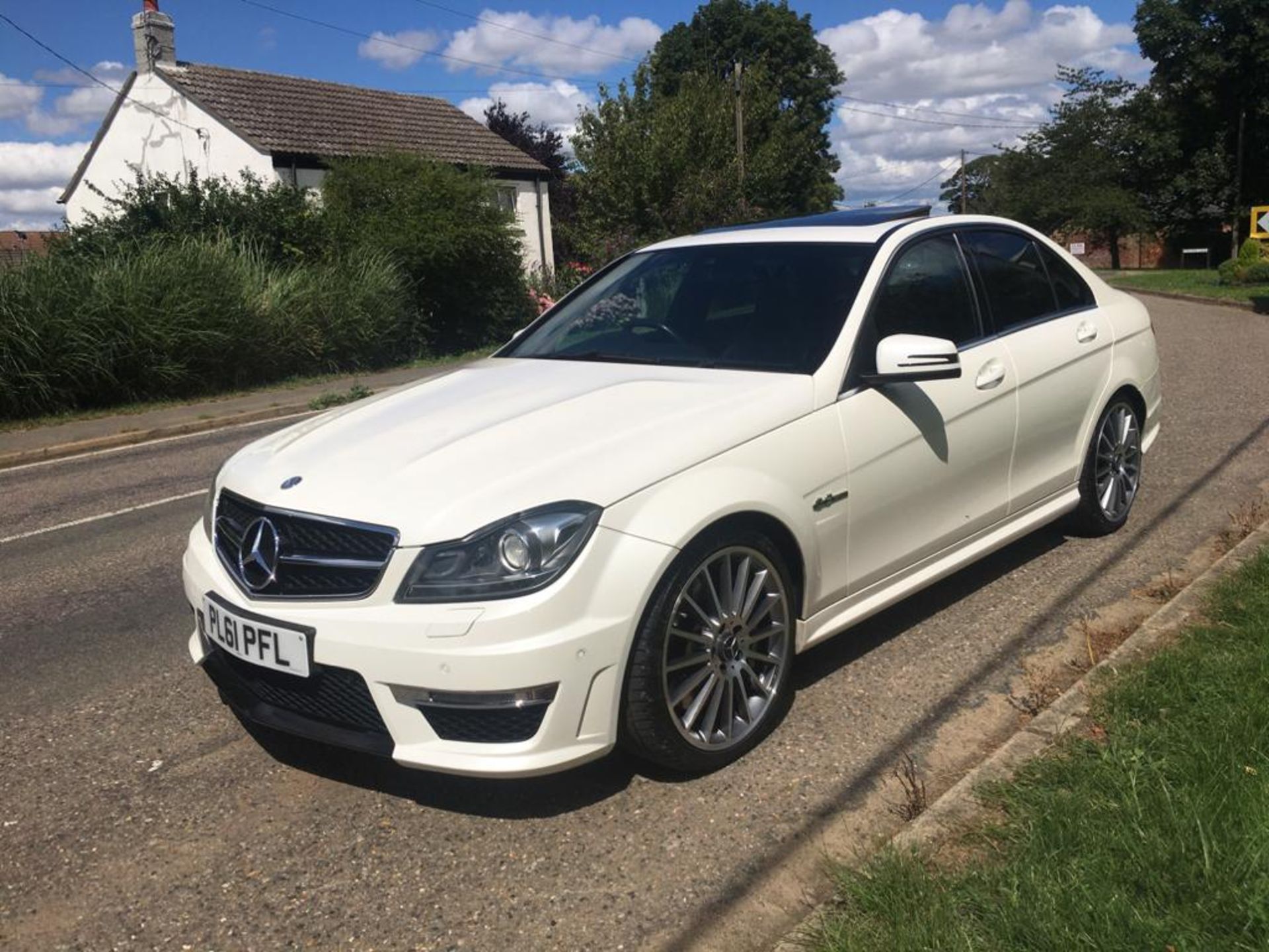 2011 MERCEDES BENZ C63 AMG EDITION 125 AUTO **MERCEDES BENZ SERVICE HISTORY** - Image 3 of 38