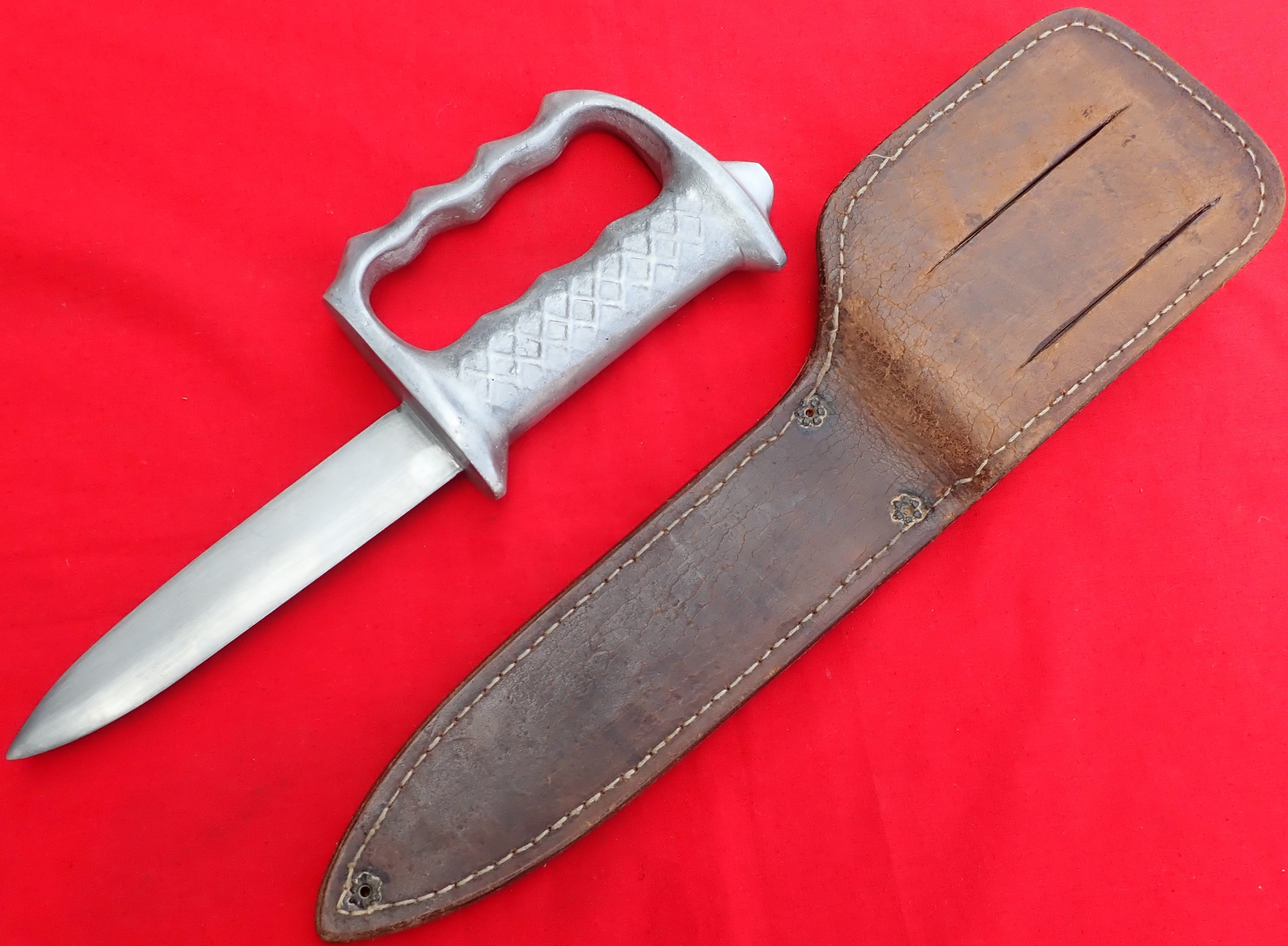 WW2 Australian New Zealand knuckle knife & scabbard. - Image 4 of 10