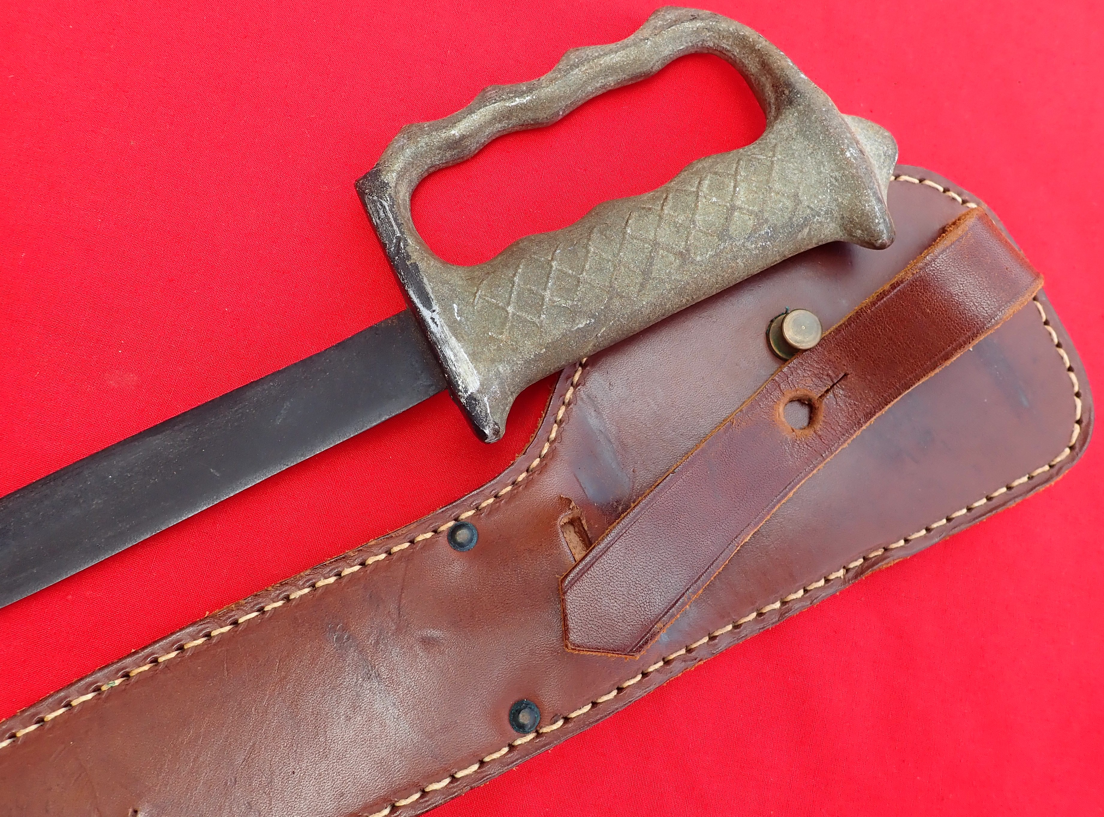 WW2 Australian & New Zealand knuckle knife with blued blade. - Image 2 of 11