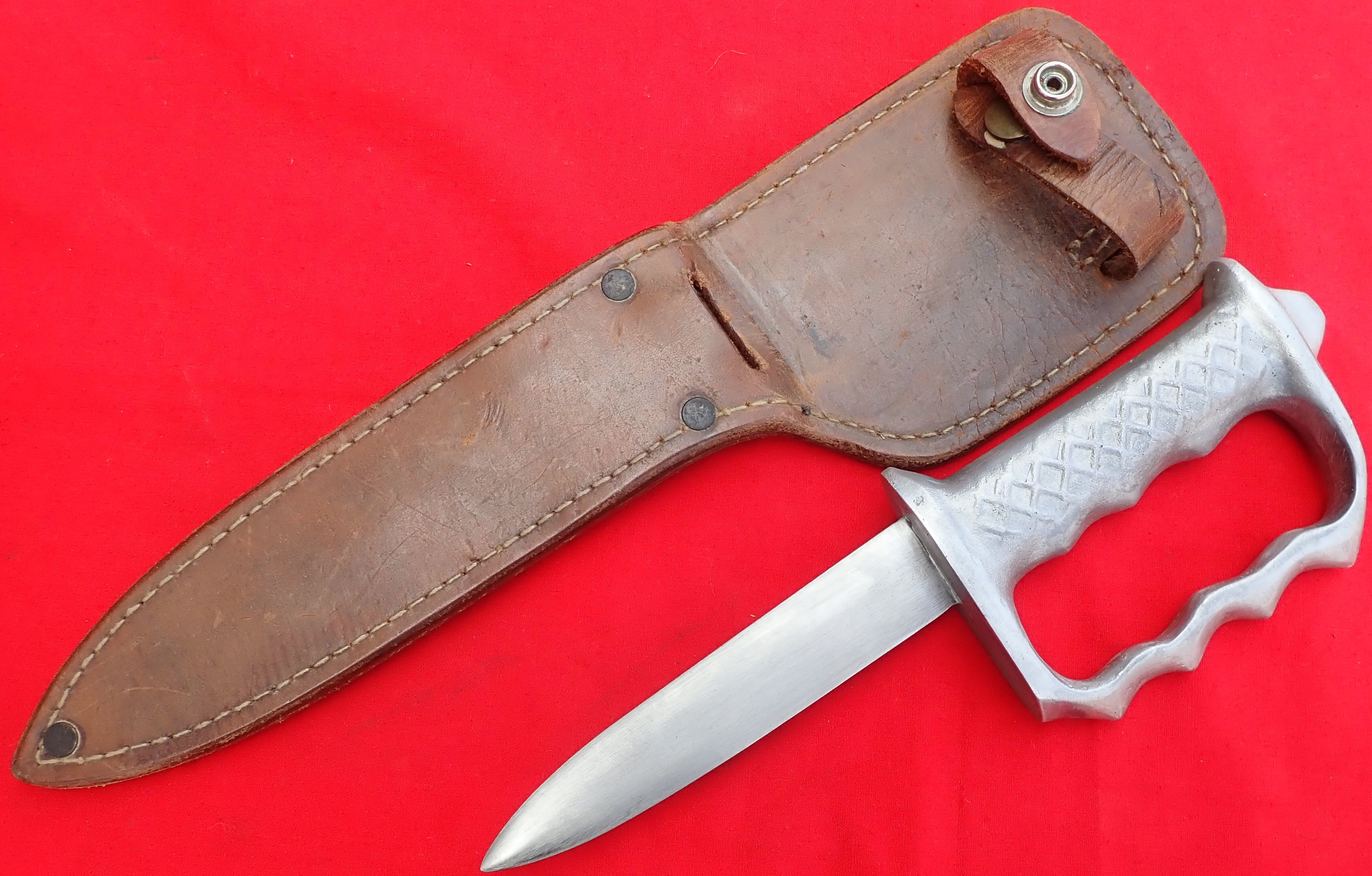 WW2 Australian New Zealand knuckle knife & scabbard. - Image 2 of 10