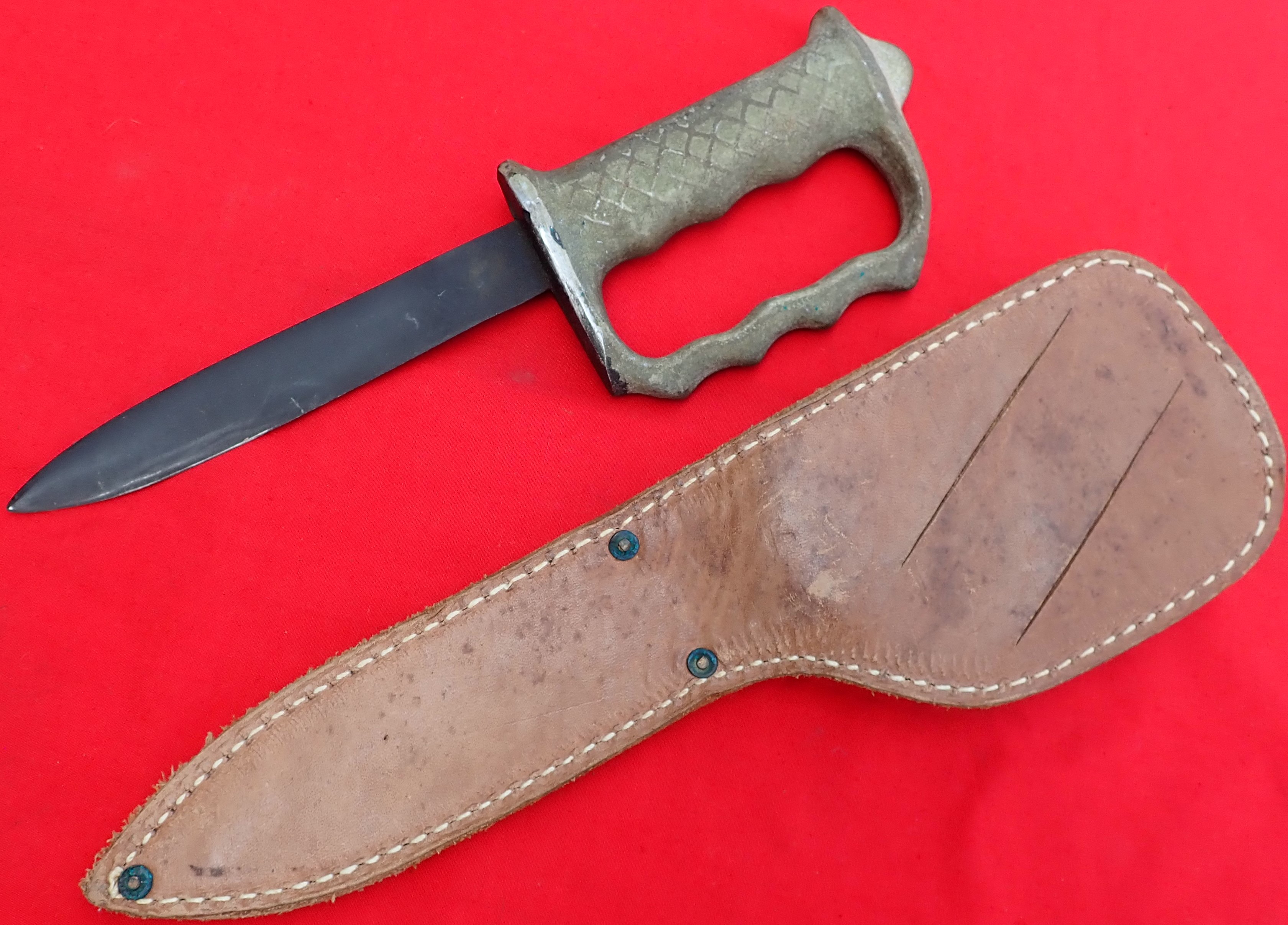 WW2 Australian & New Zealand knuckle knife with blued blade. - Image 3 of 11
