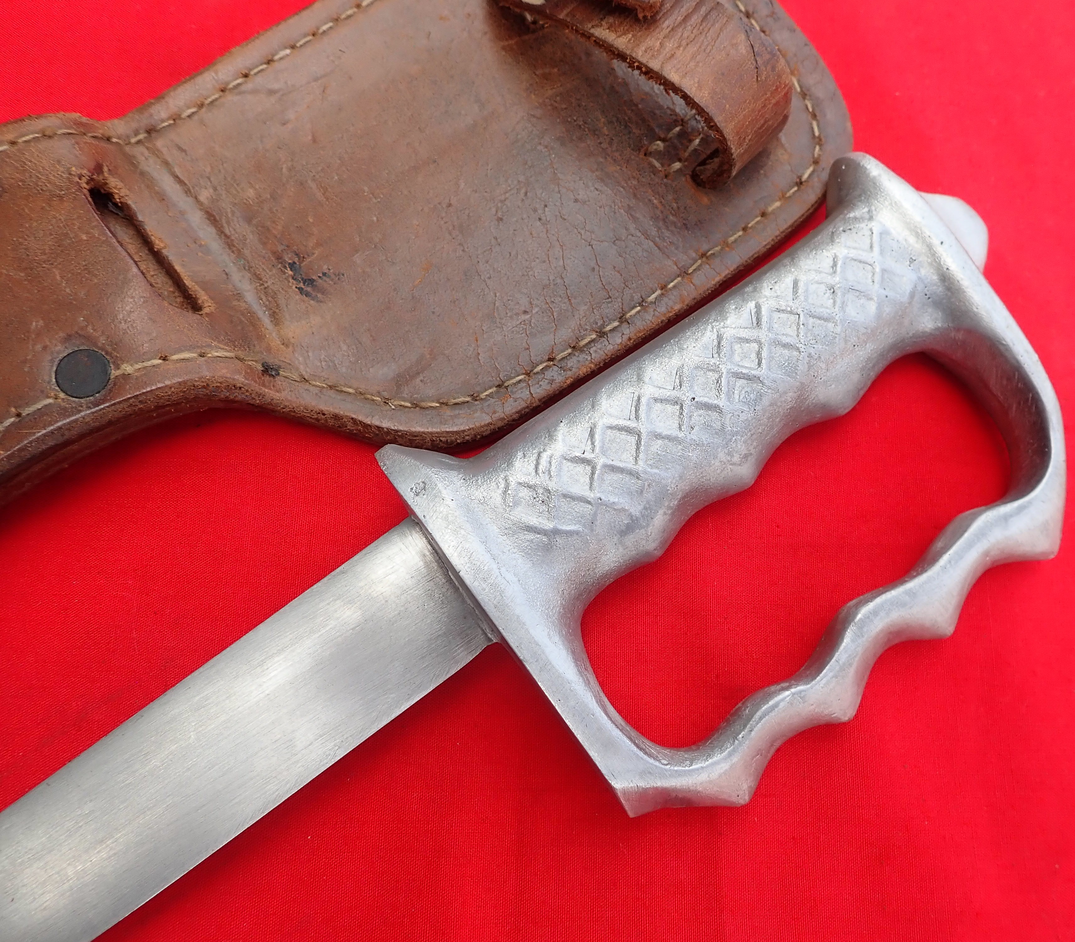 WW2 Australian New Zealand knuckle knife & scabbard.