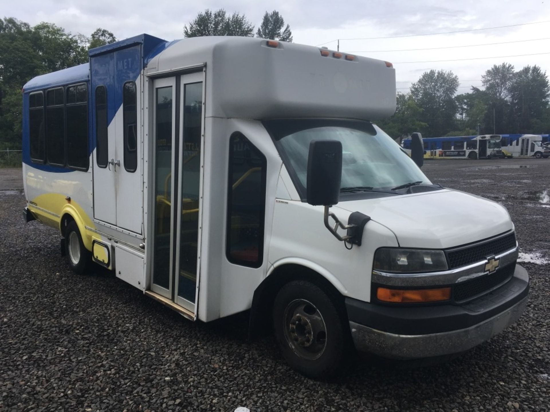 2011 Chevrolet 4500 Transit Bus - Image 2 of 28