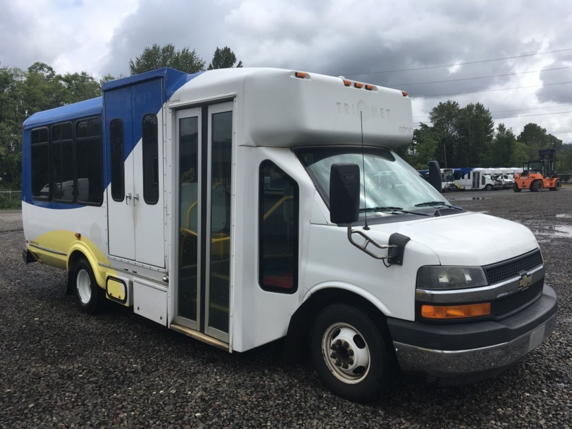 2011 Chevrolet 4500 Transit Bus - Image 2 of 25