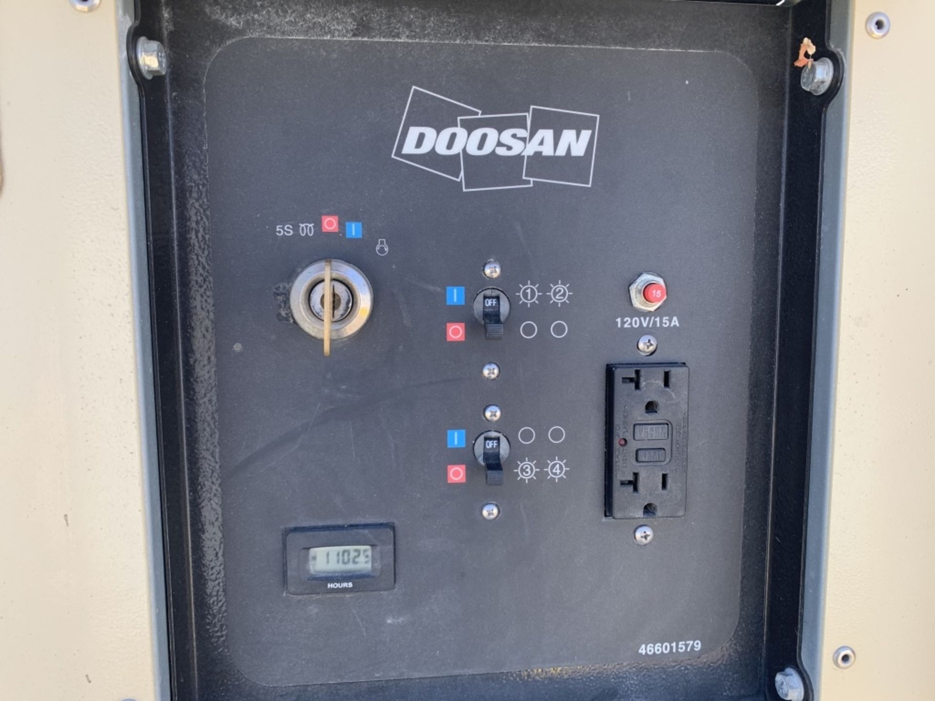 2015 Doosan LSC Towable Light Tower - Image 15 of 16