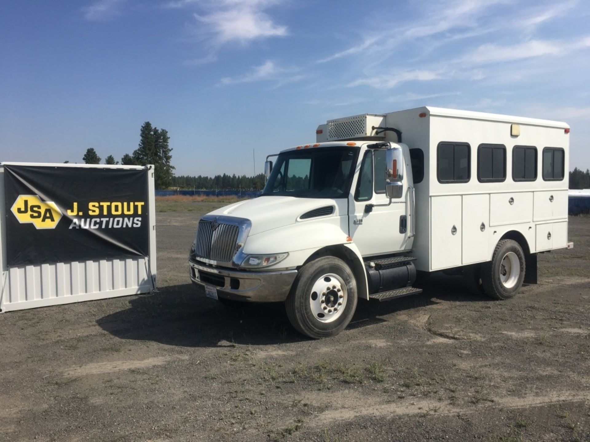 2002 International 4300 S/A Personnel Carrier