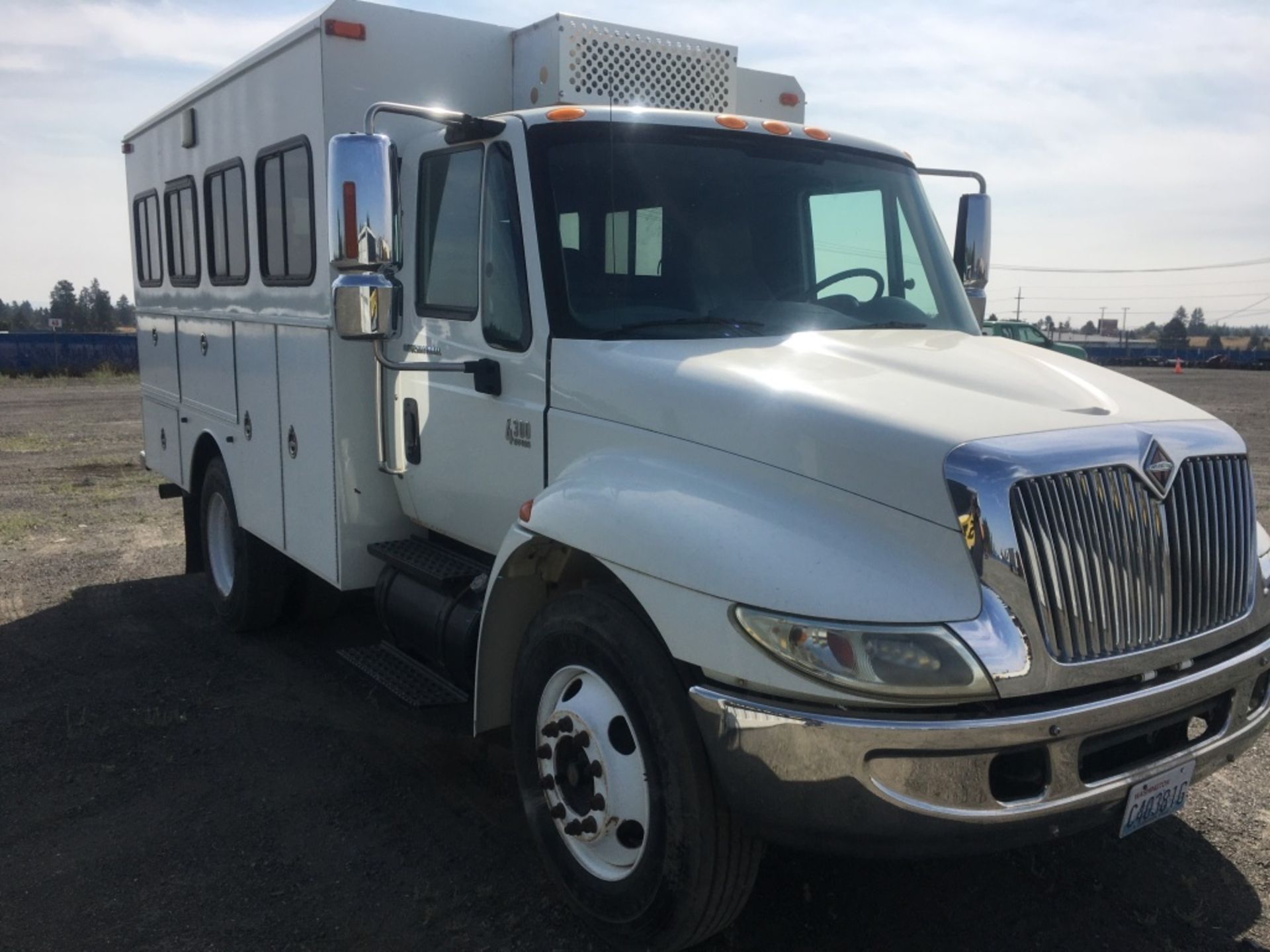 2002 International 4300 S/A Personnel Carrier - Image 5 of 31